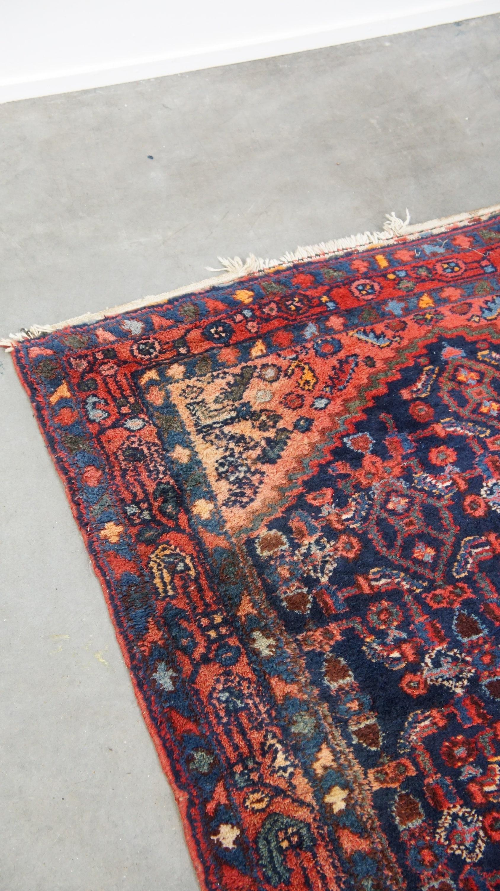 Ancien chemin de table oriental fait à la main avec des tons bleu foncé et rouge 315x105cm en vente 2