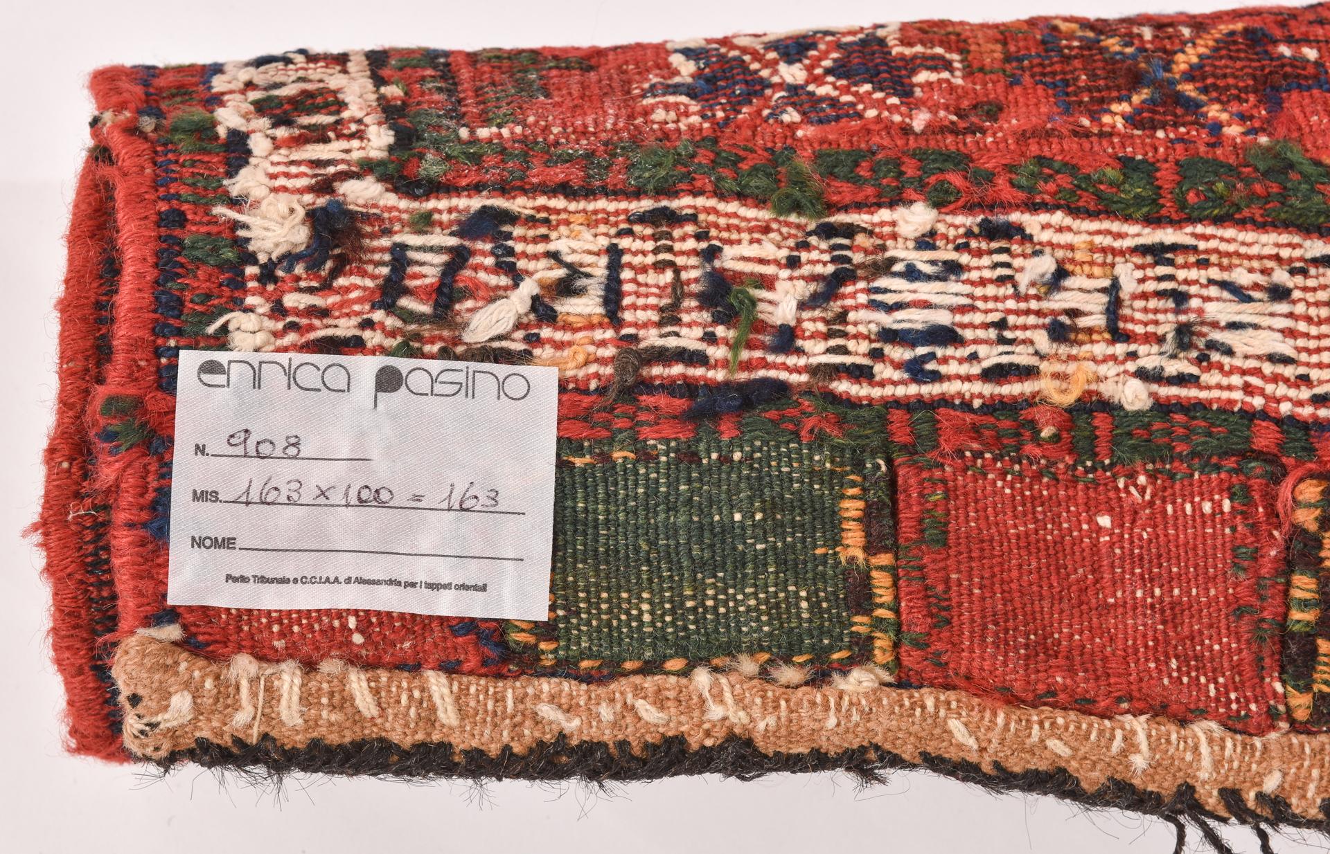Nr. 908 - aus meiner privaten Sammlung -------------
Besonderer Nomadensattel in verschiedenen Rot- und Blautönen, mit grünen Details: er gehört zu meiner privaten Sammlung, die jetzt zum Verkauf steht.
Die Verarbeitung ist akkurat, voll von Designs
