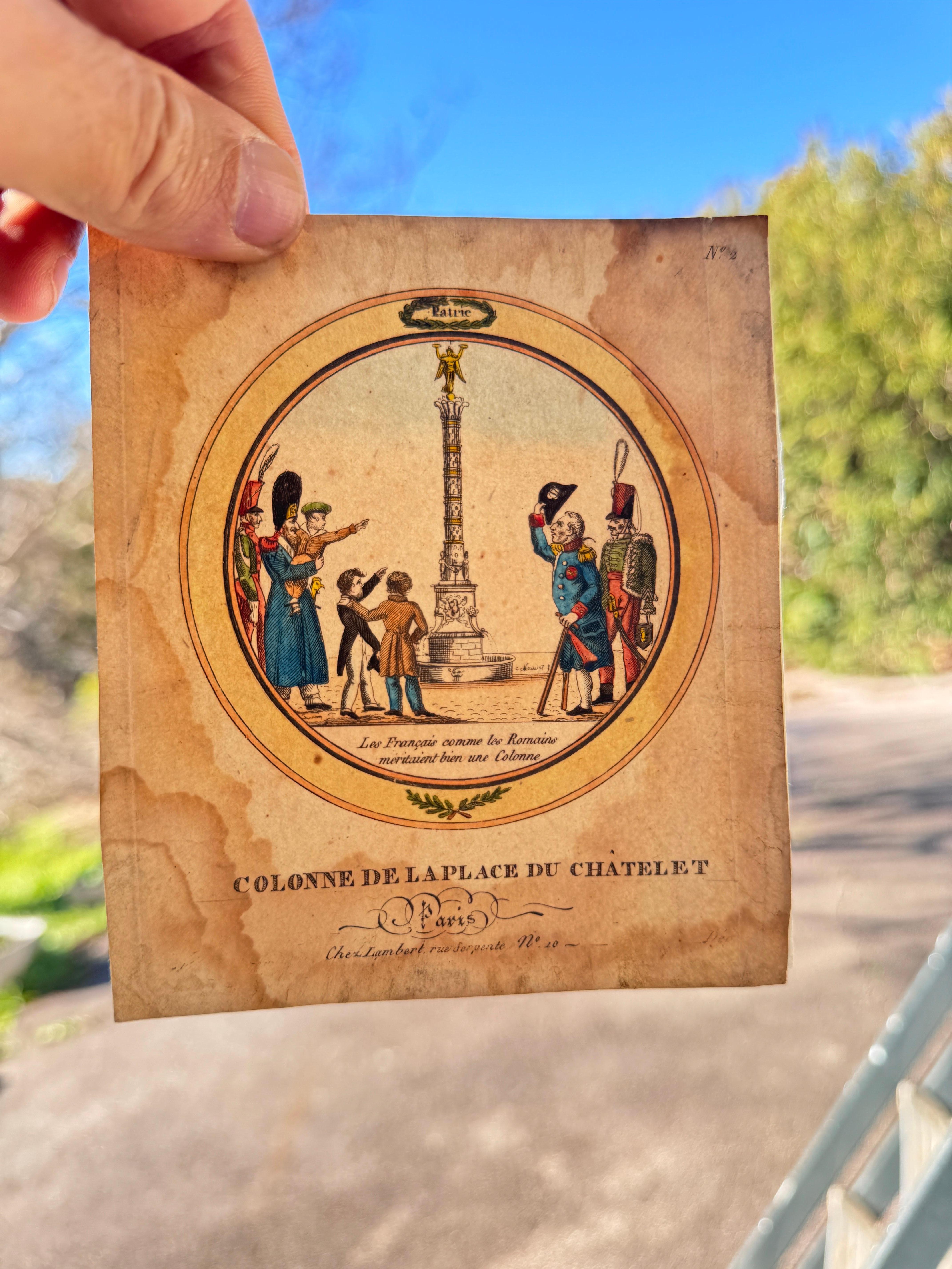 Il s'agit d'une gravure, avec des couleurs bleu, rouge. Représentant des soldats sur la place Vendôme, et la place du Chatelet à Paris . Il a été fabriqué en France au 19ème siècle. Avec le cachet de la collection.