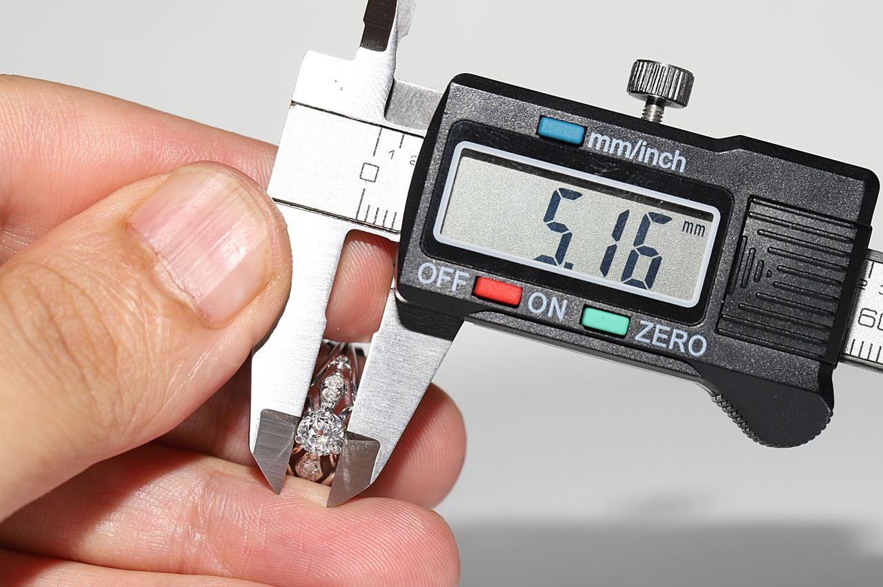 Vecchio anello originale d'epoca CIRCA 1960 in platino con diamanti naturali decorati in vendita 4