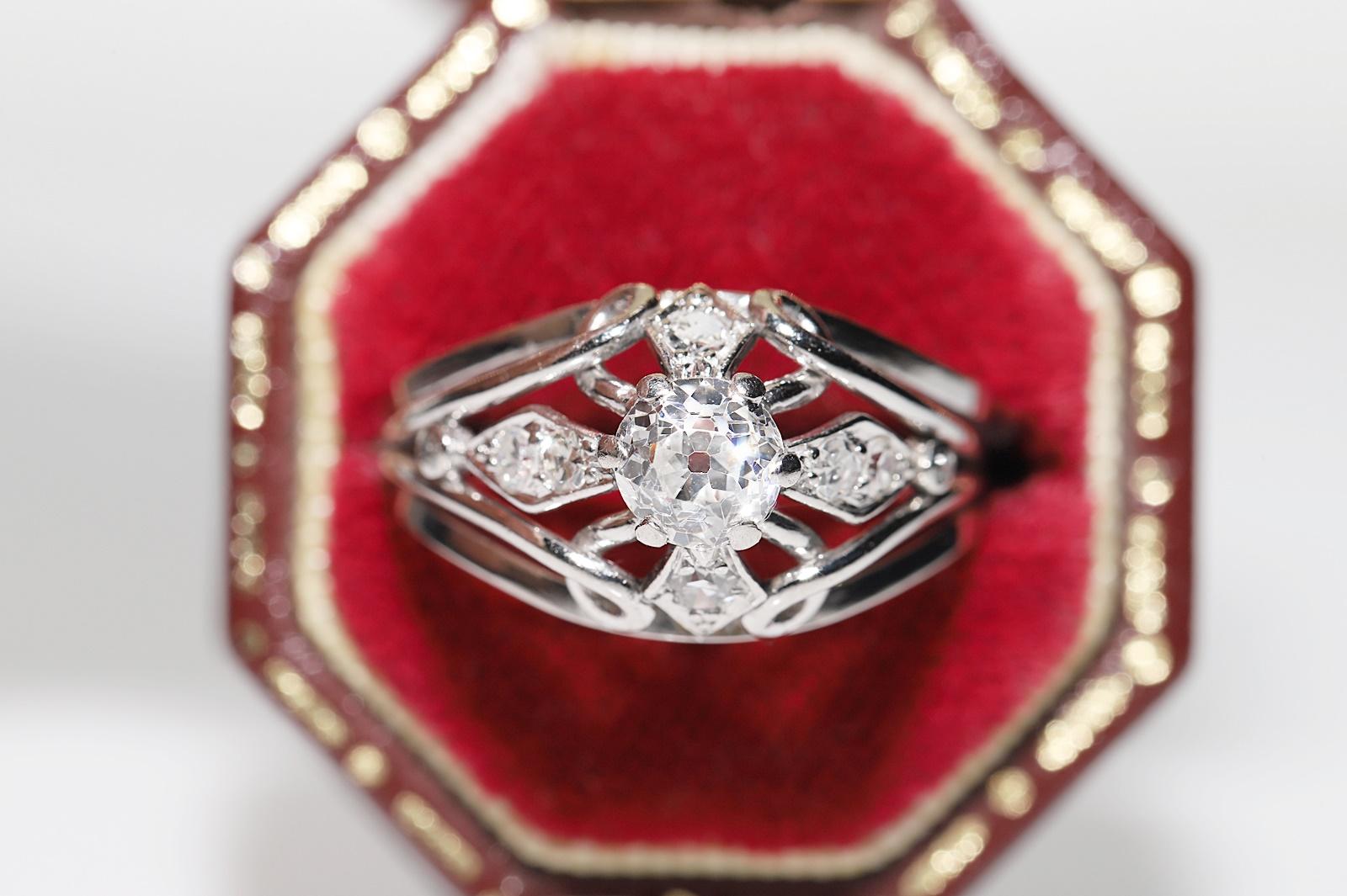 In ottime condizioni.
Il peso totale è di 4,9 grammi.
Totalmente è un diamante vecchio taglio centrale di circa 0,45 ct.
Totalmente è un diamante laterale di 0,15 ct.
La misura dell'anello è 4,5
Possiamo realizzare qualsiasi dimensione.
Testato con