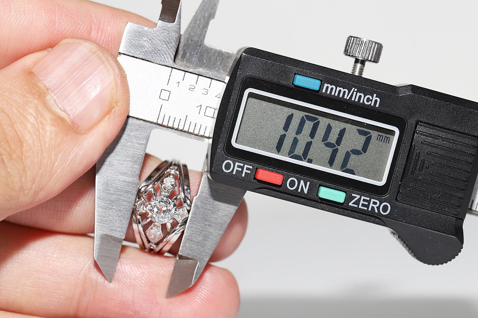 Vecchio anello originale d'epoca CIRCA 1960 in platino con diamanti naturali decorati in vendita 3