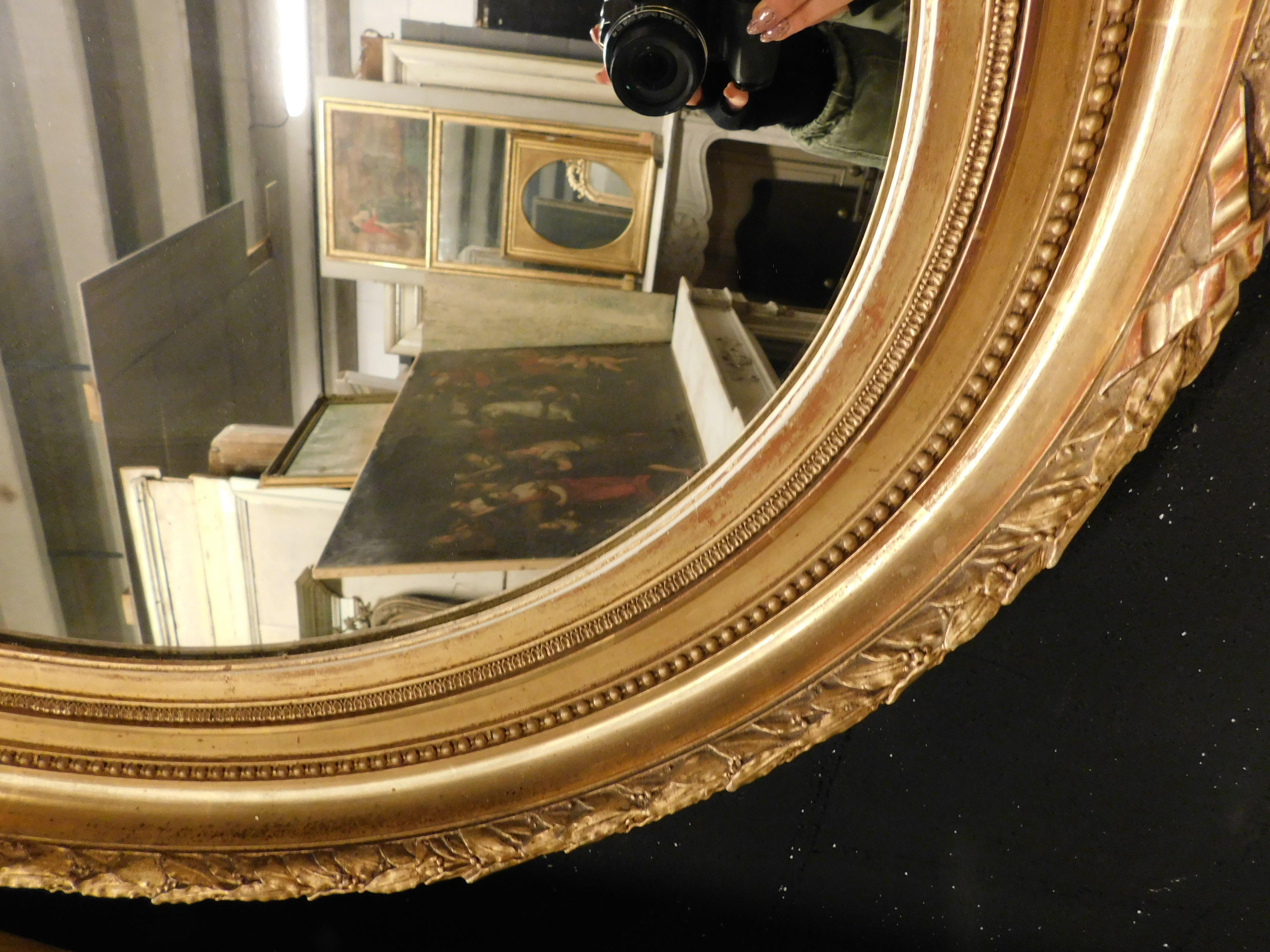 Doré Vieux miroir ovale en bois doré sculpté, Italie en vente