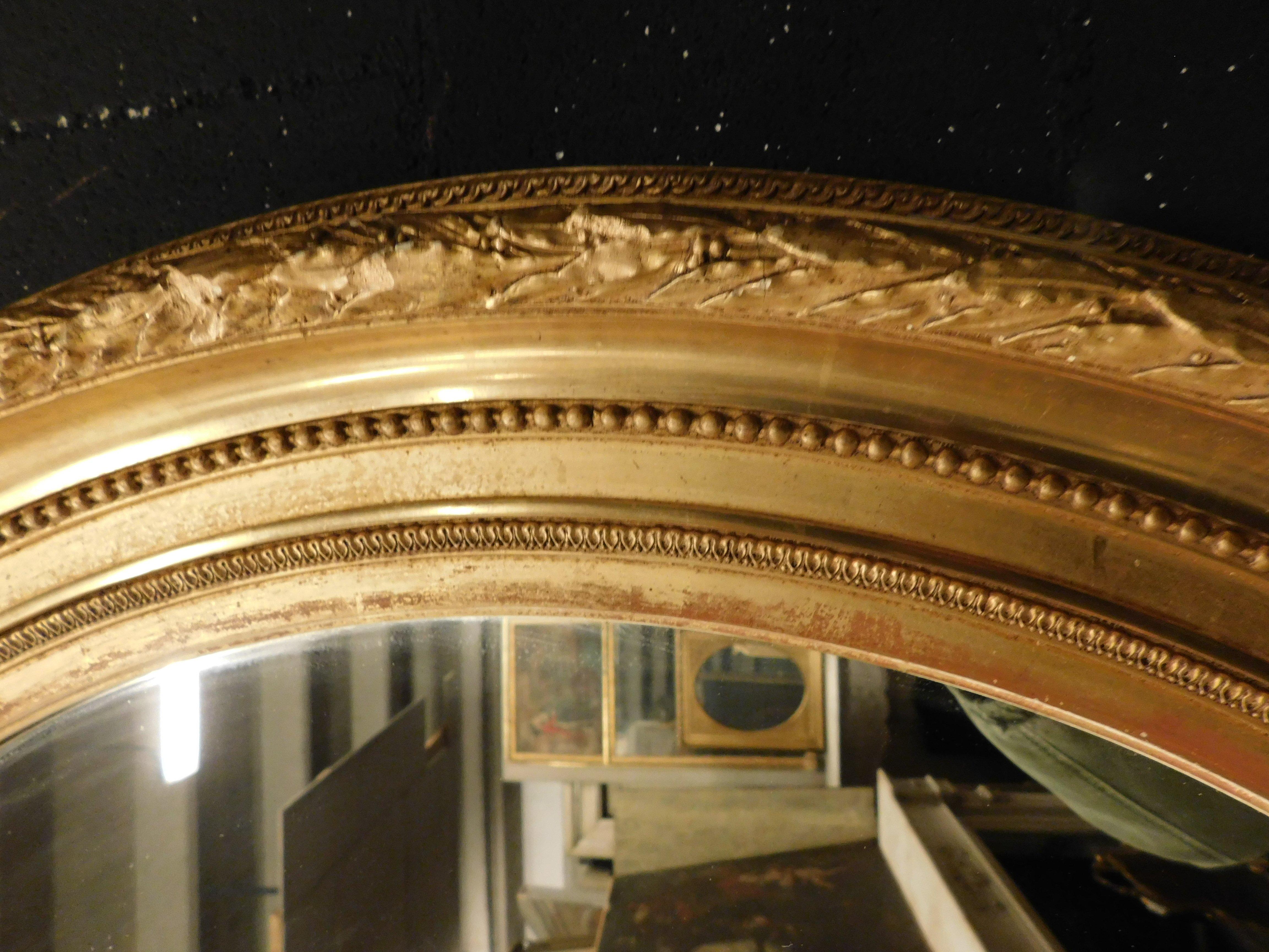 Vieux miroir ovale en bois doré sculpté, Italie Bon état - En vente à Cuneo, Italy (CN)