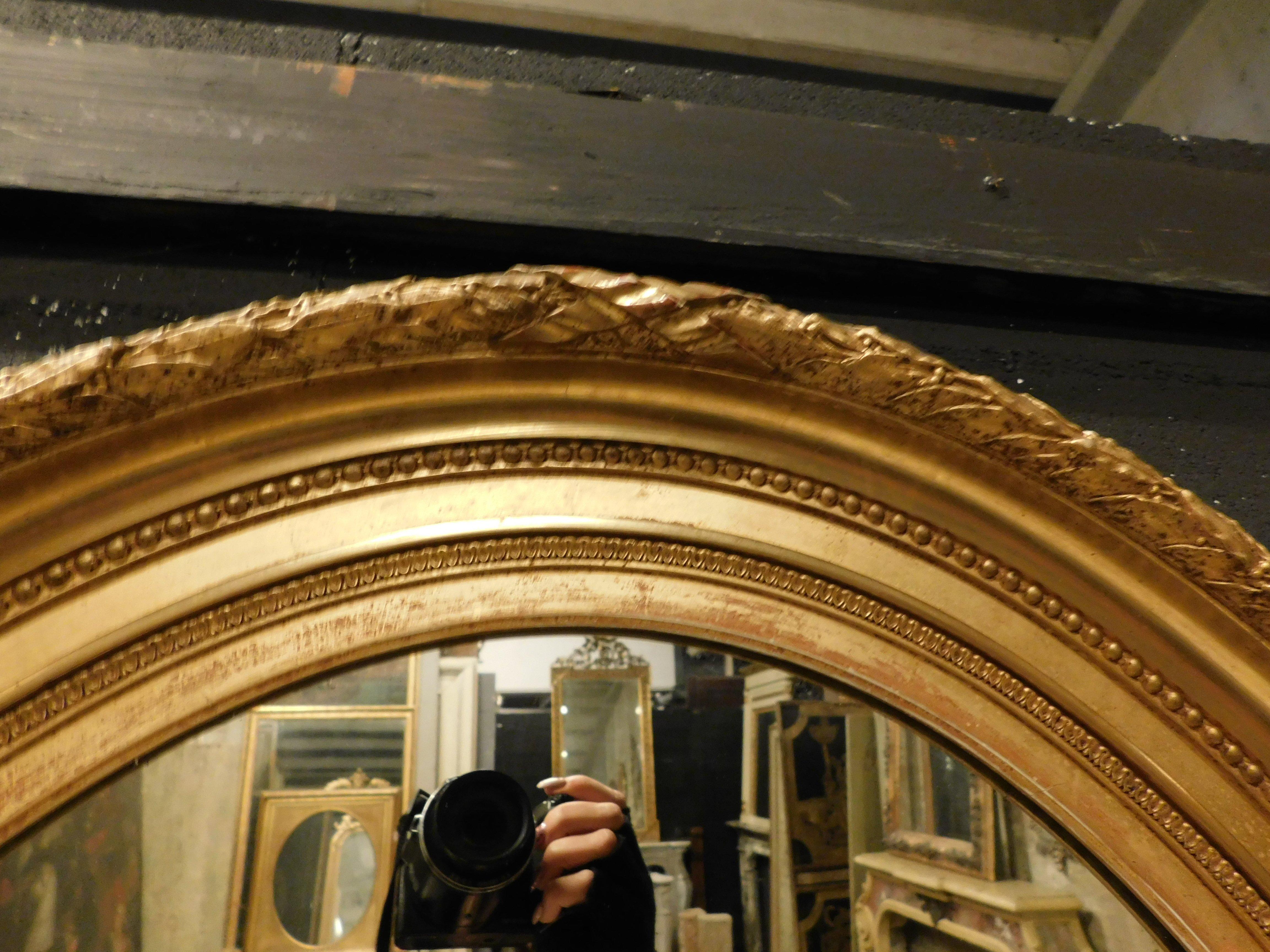 XIXe siècle Vieux miroir ovale en bois doré sculpté, Italie en vente