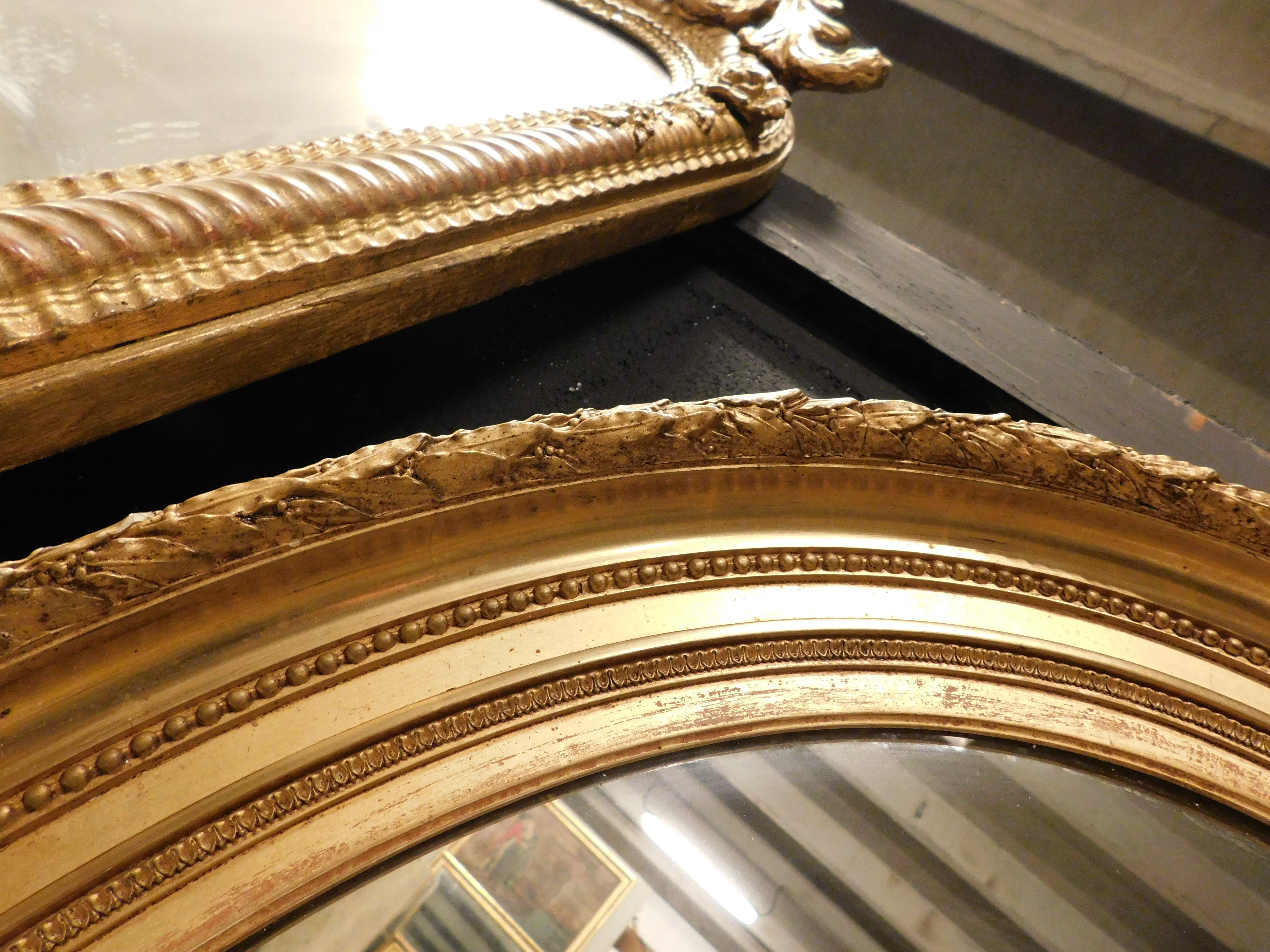 Miroir Vieux miroir ovale en bois doré sculpté, Italie en vente
