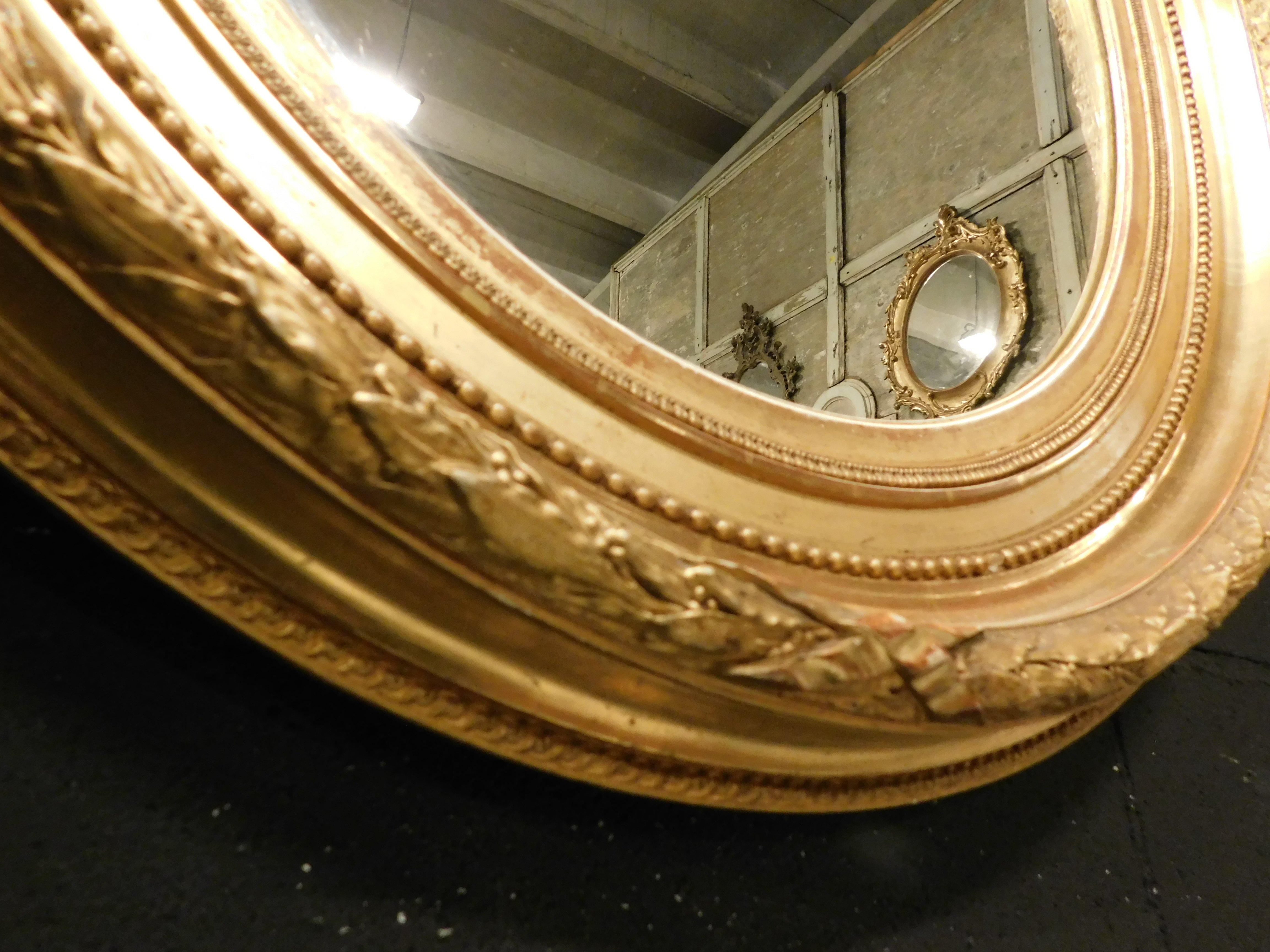 Vieux miroir ovale en bois doré sculpté, Italie en vente 1