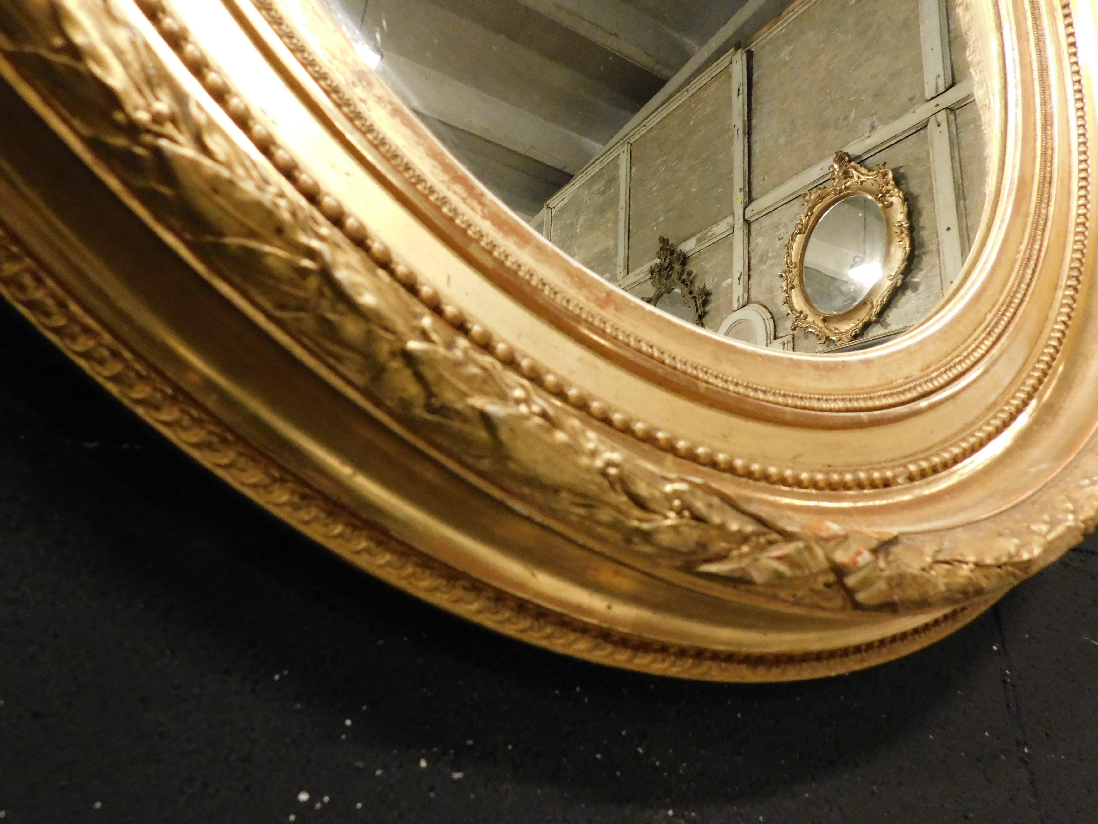 Vieux miroir ovale en bois doré sculpté, Italie en vente 2
