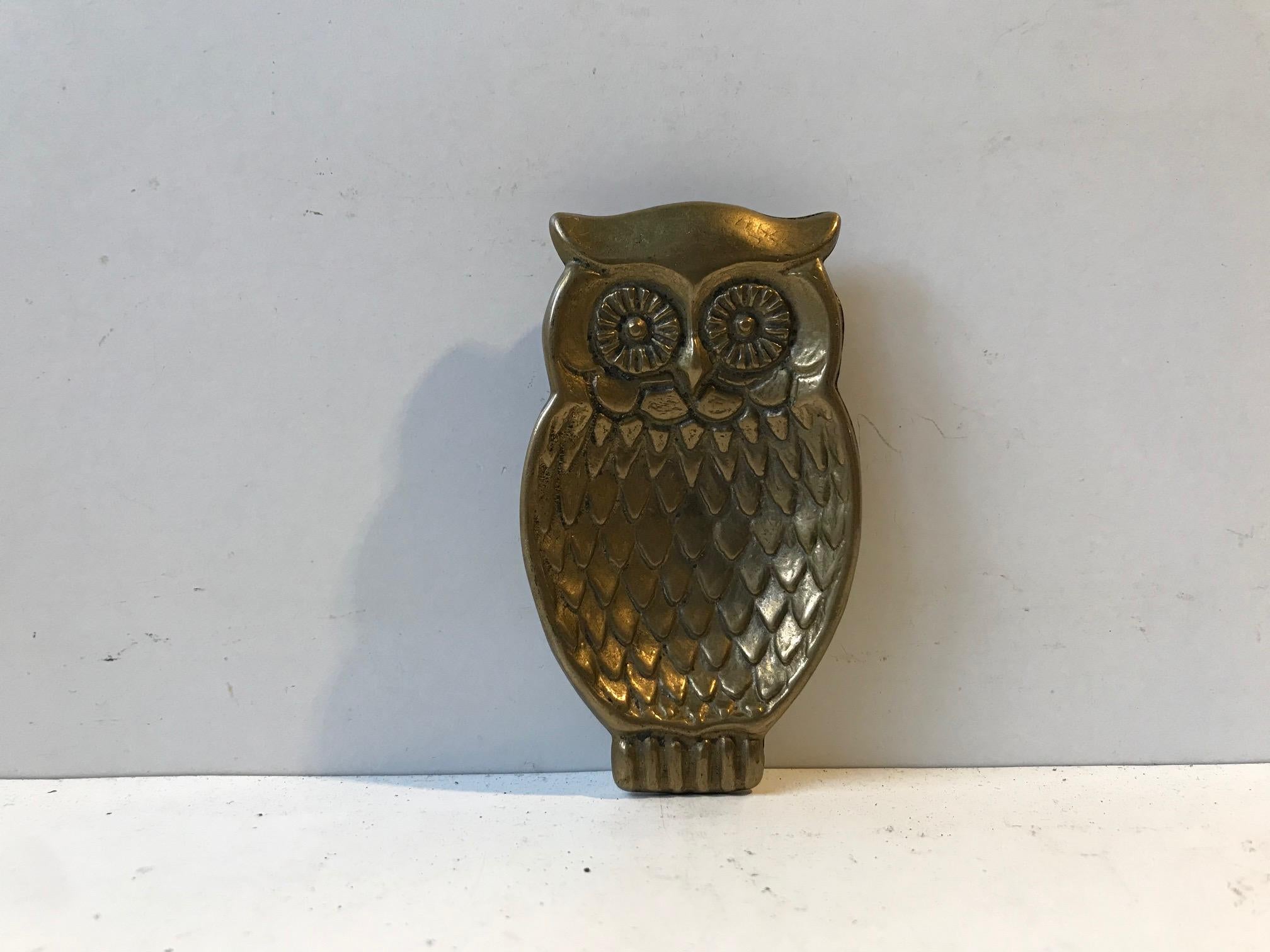 Unusual small owl wall plaque or ashtray in brass. Fine detailing and finished to its backside. Made in England, circa 1900-1920.