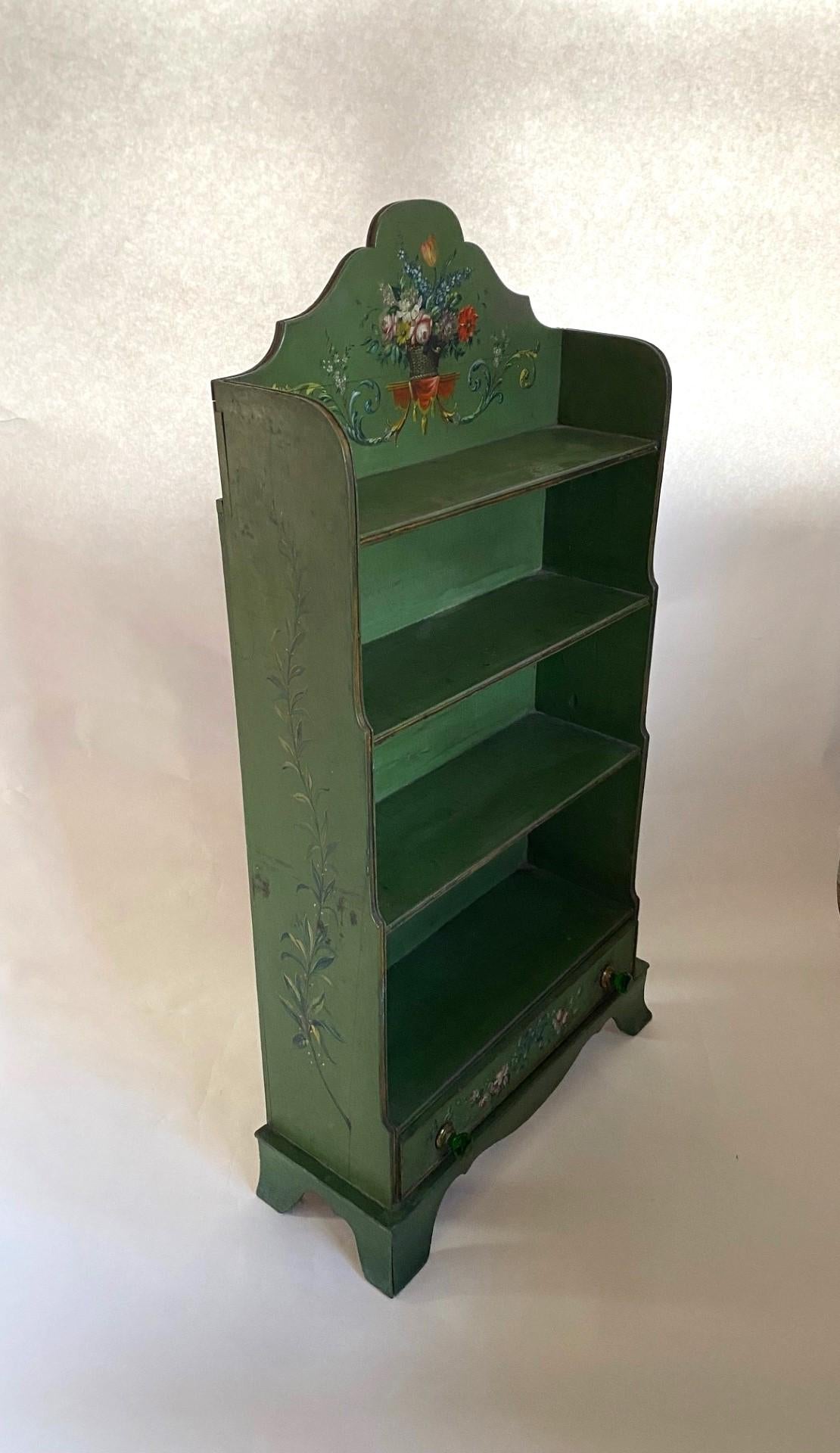 Inglese Vecchio  Scaffale a raggiera dipinto con decorazioni dipinte a mano e cassetto in vendita