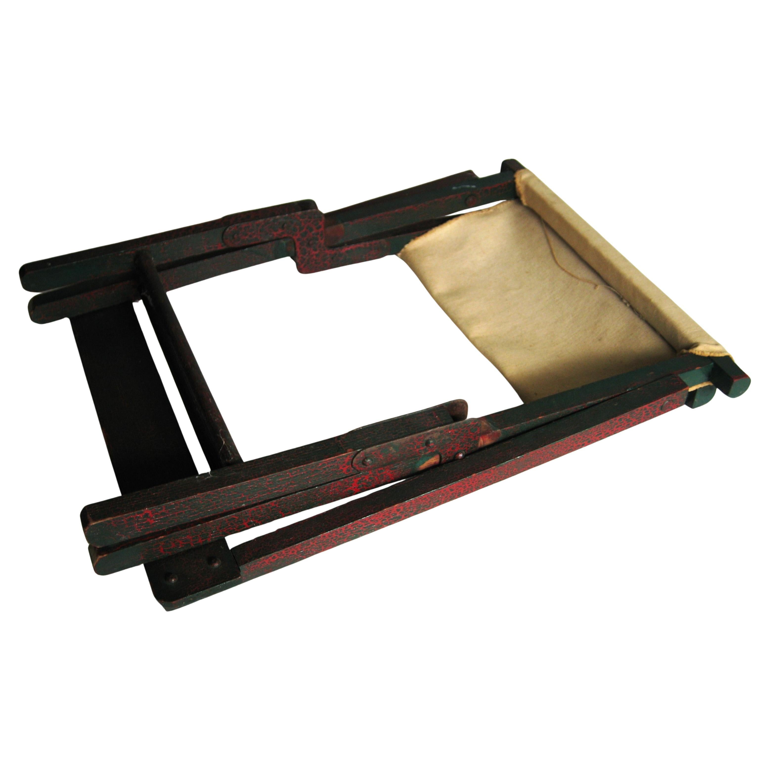 Old Painted Wood & Riveted Metal Campaign Style Klappbarer Stuhl / Hocker aus Holz (Metall) im Angebot