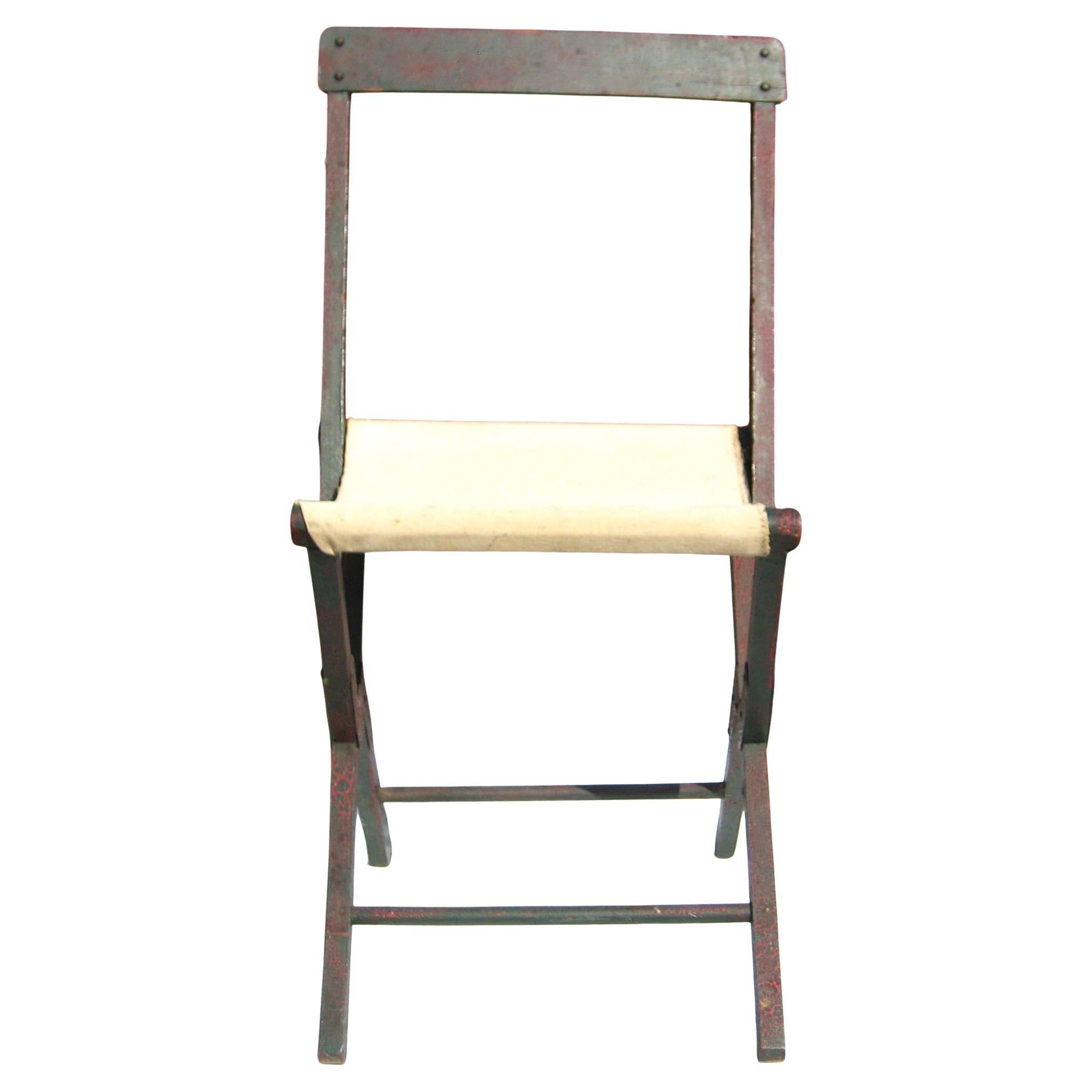 Old Painted Wood & Riveted Metal Campaign Style Klappbarer Stuhl / Hocker aus Holz (Kampagne) im Angebot