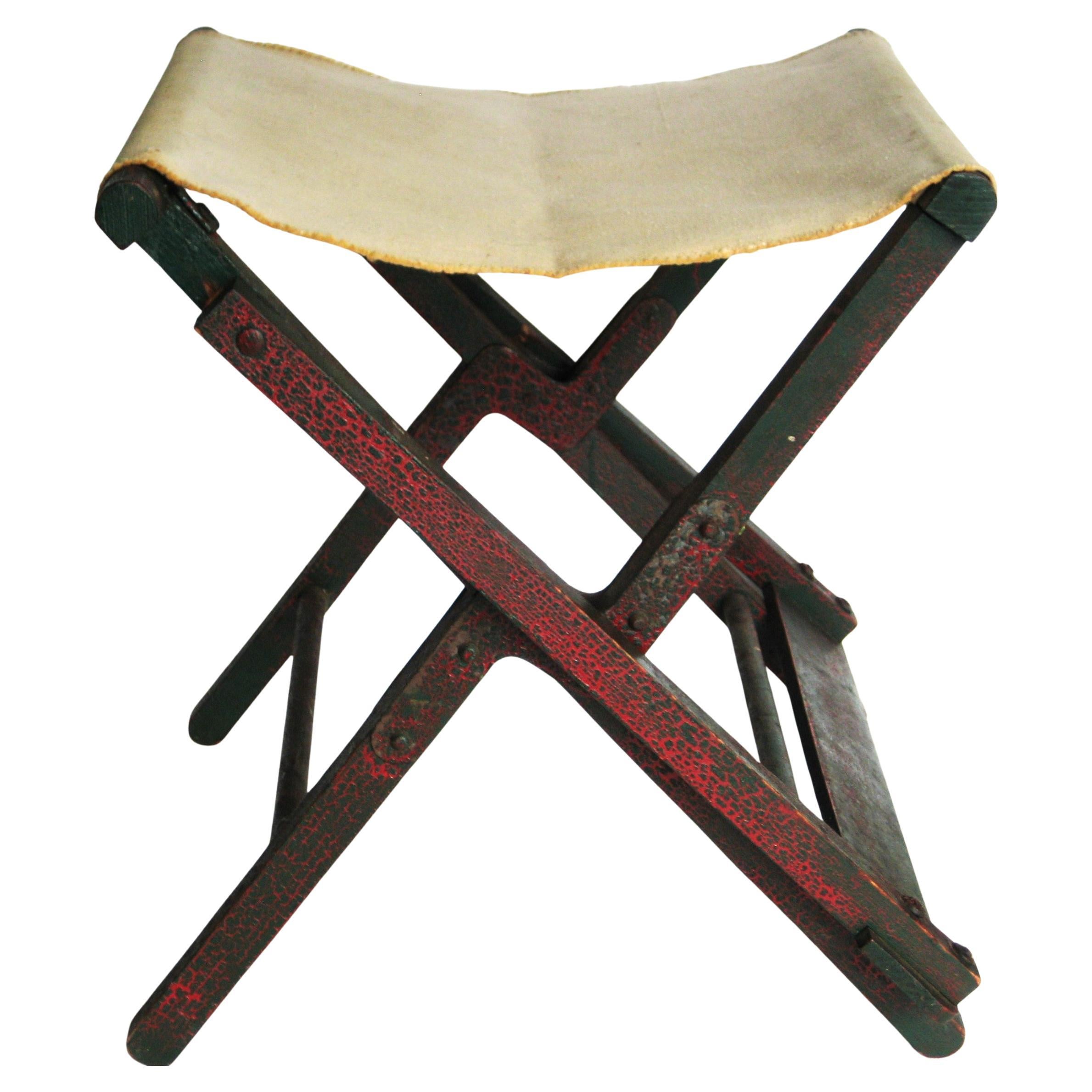 Old Painted Wood & Riveted Metal Campaign Style Klappbarer Stuhl / Hocker aus Holz im Zustand „Gut“ im Angebot in Rochester, NY