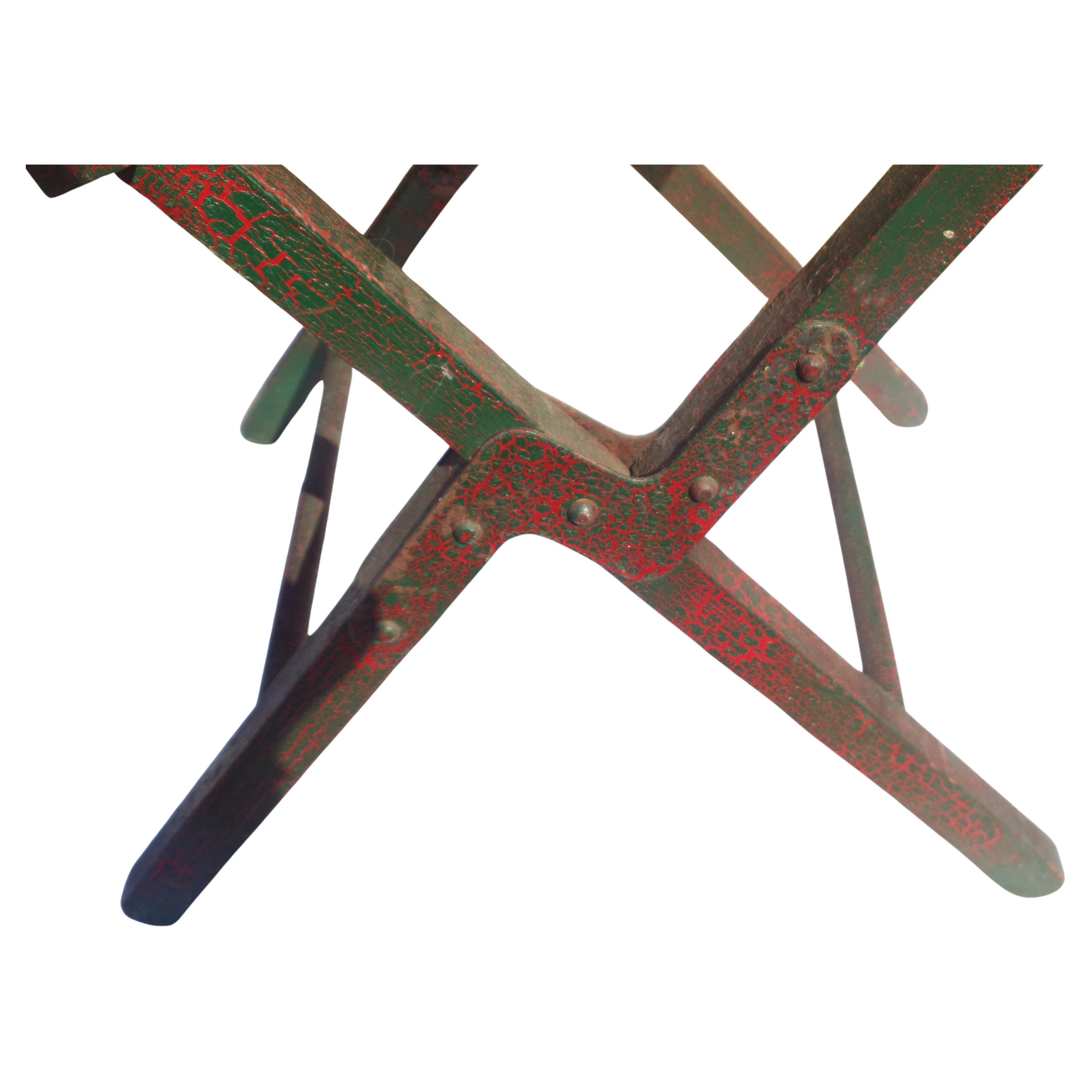 Old Painted Wood & Riveted Metal Campaign Style Klappbarer Stuhl / Hocker aus Holz (amerikanisch) im Angebot