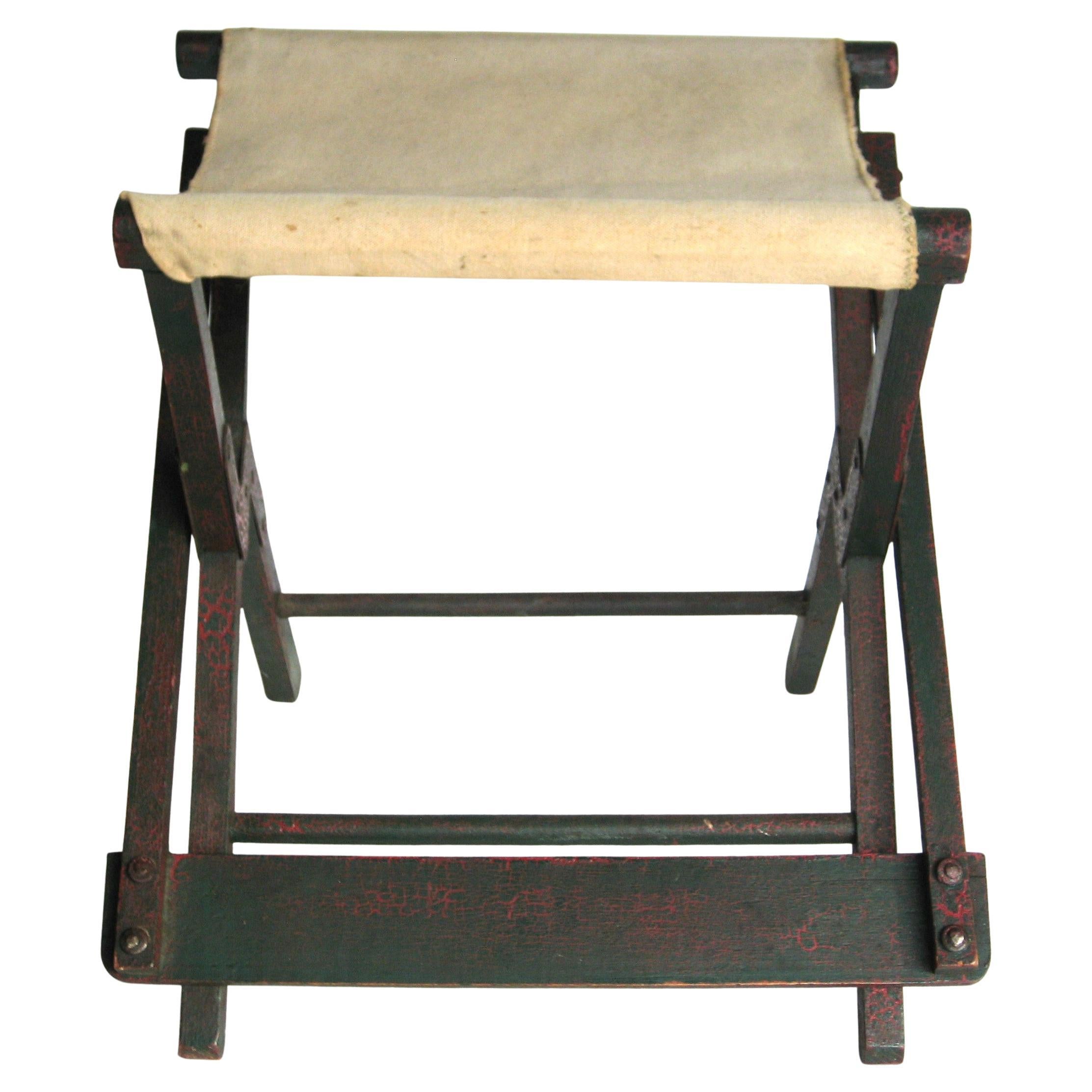 Old Painted Wood & Riveted Metal Campaign Style Klappbarer Stuhl / Hocker aus Holz (20. Jahrhundert) im Angebot