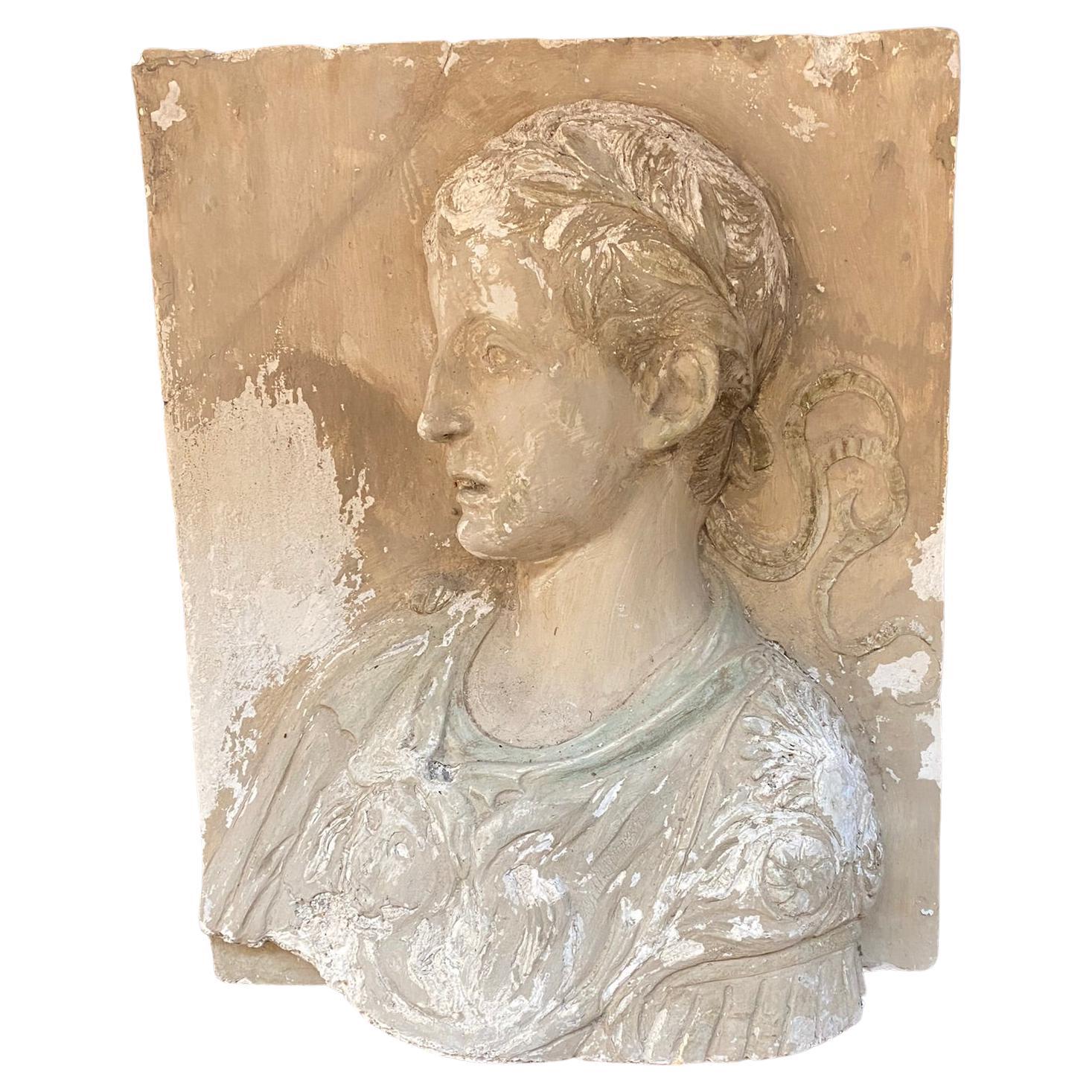 Alte Tafel mit Hochrelief, die den Kopf eines römischen Kaisers darstellt