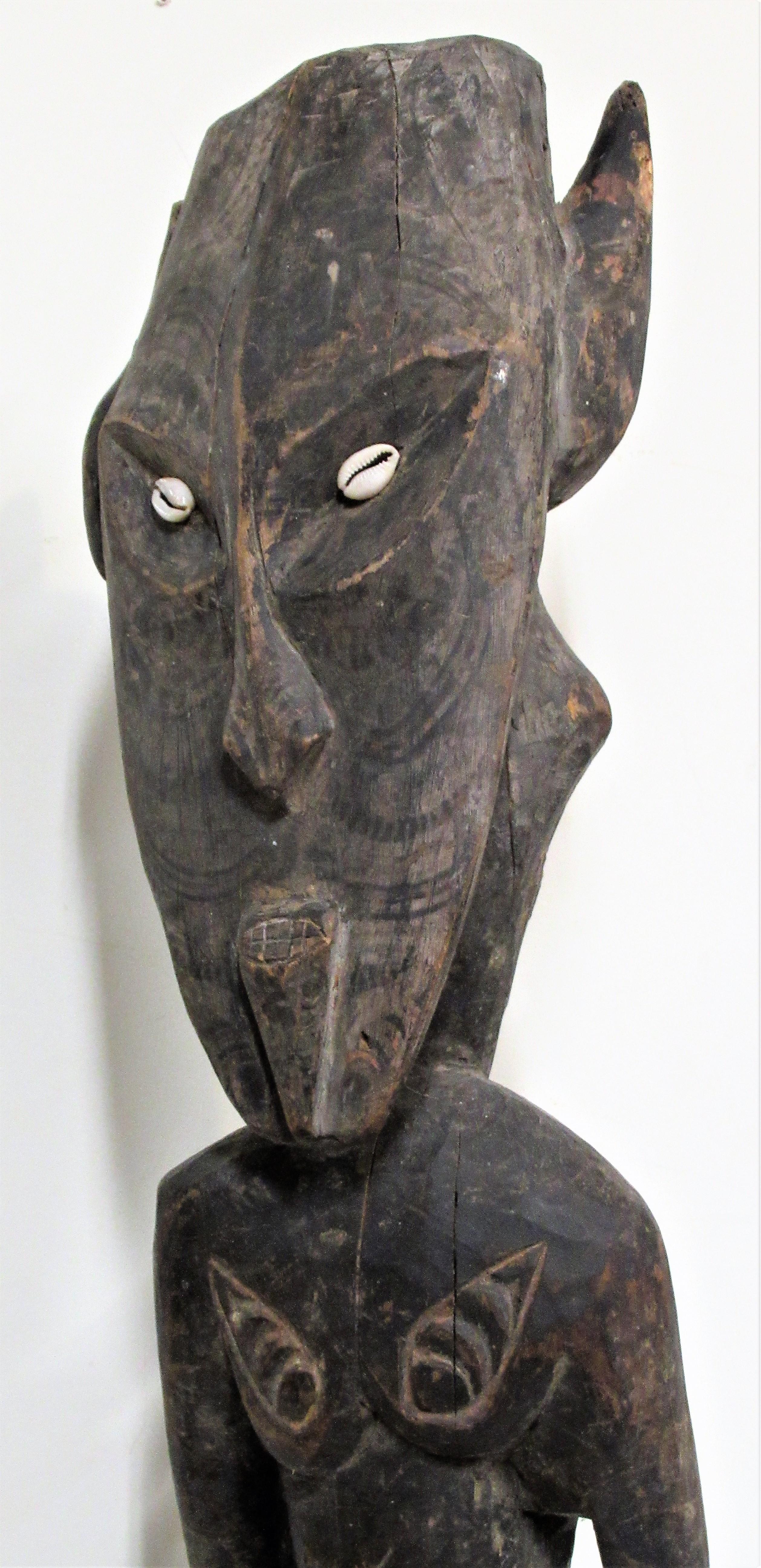 Sculpté à la main Ancienne figure debout de la Papouasie-Nouvelle-Guinée en vente