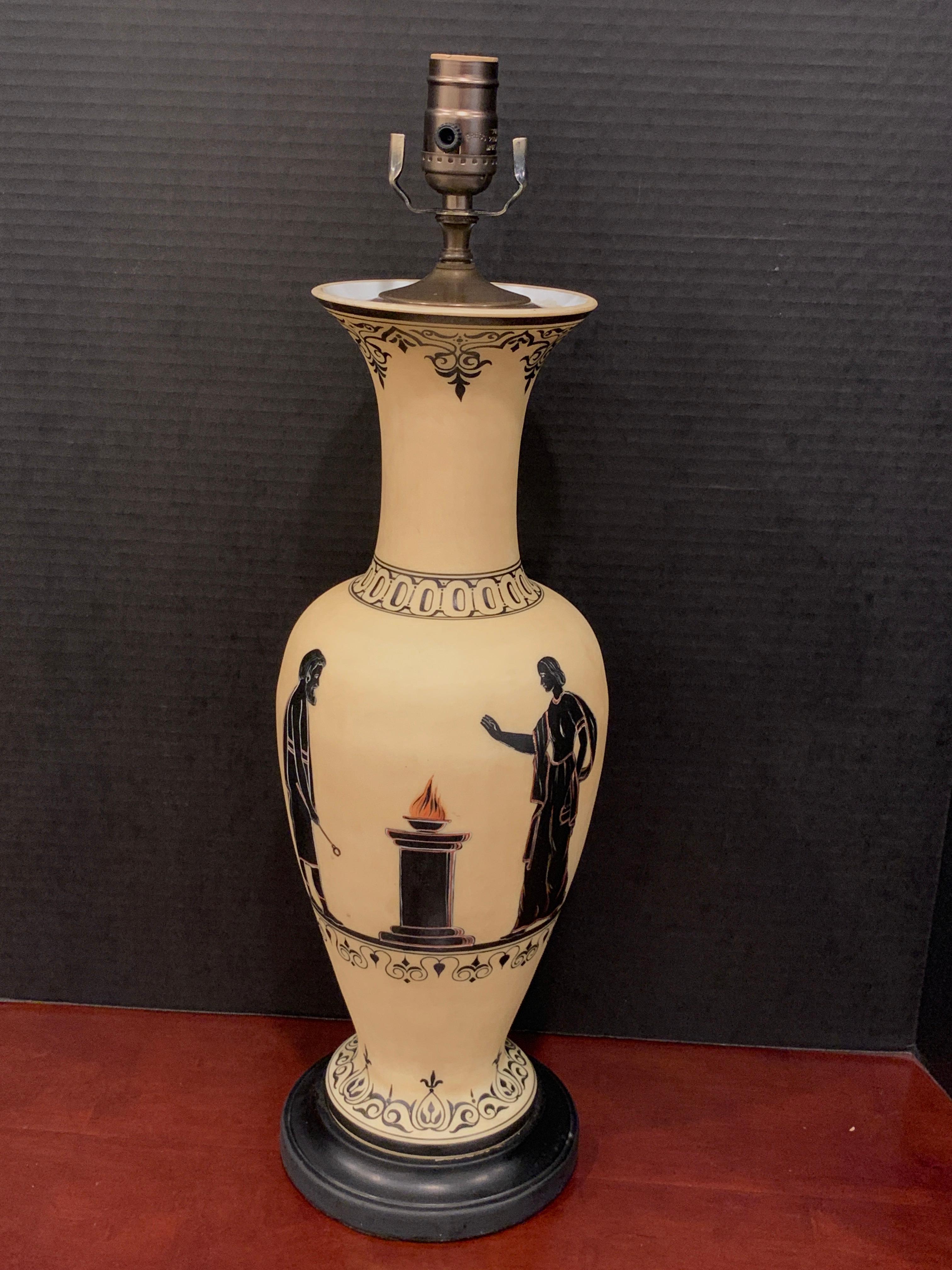 Vieux Paris, Grand Tour Vase grec de style Exekias maintenant comme une lampe
Peint dans le style d'Exekias, vers 540-530 avant J.-C., avec un fond jaune pâle et des figures noires
Mesures : 24
