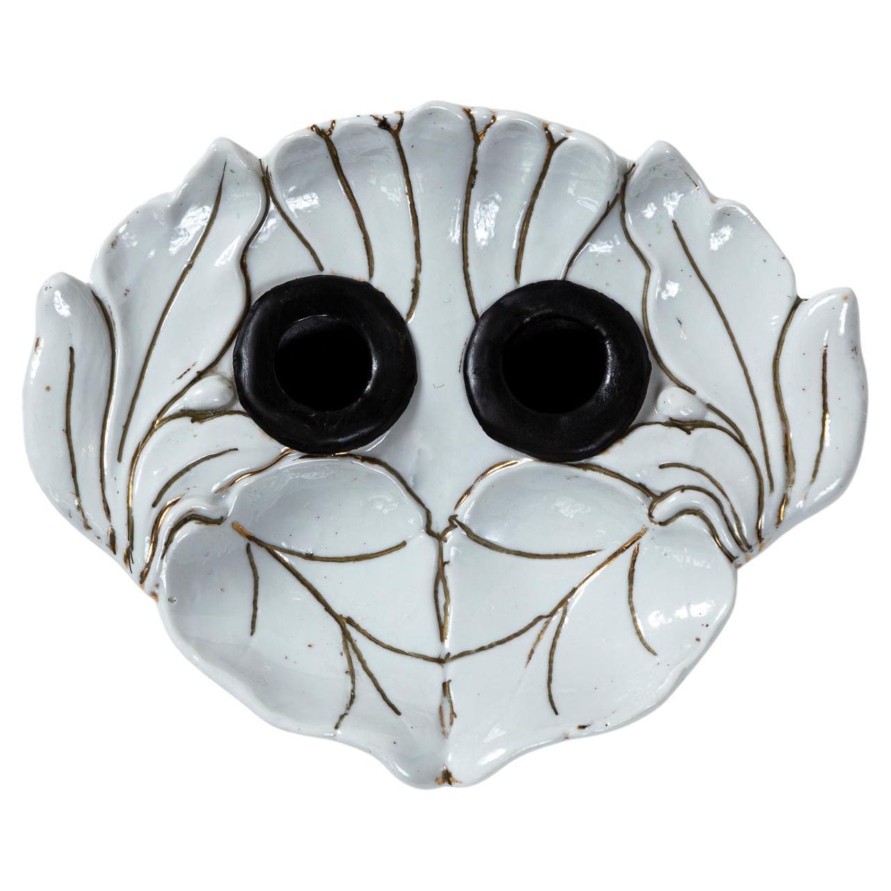 Tintero Old Paris, Francia, hacia 1900. Diseño foliado Art Nouveau. Porcelana blanca con contornos dorados a mano. Tinteros metálicos originales.
