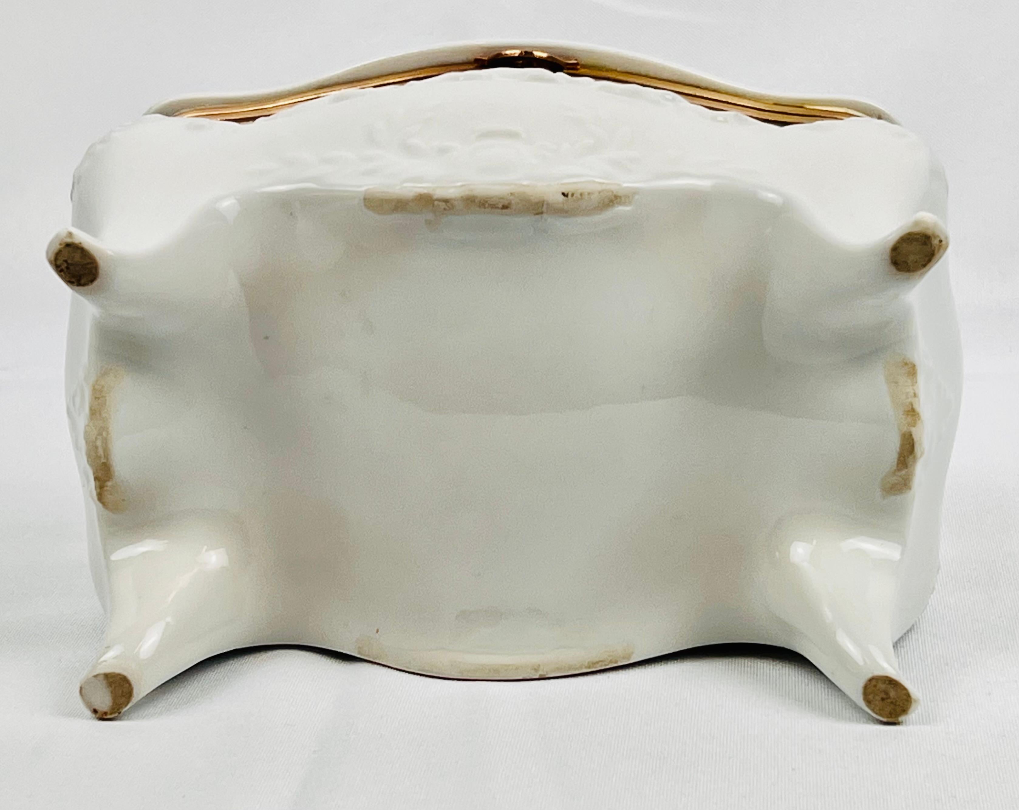 Boîte bombée en forme de boîte en porcelaine de Paris ancienne émaillée blanche, avec pieds et ailes  en vente 2