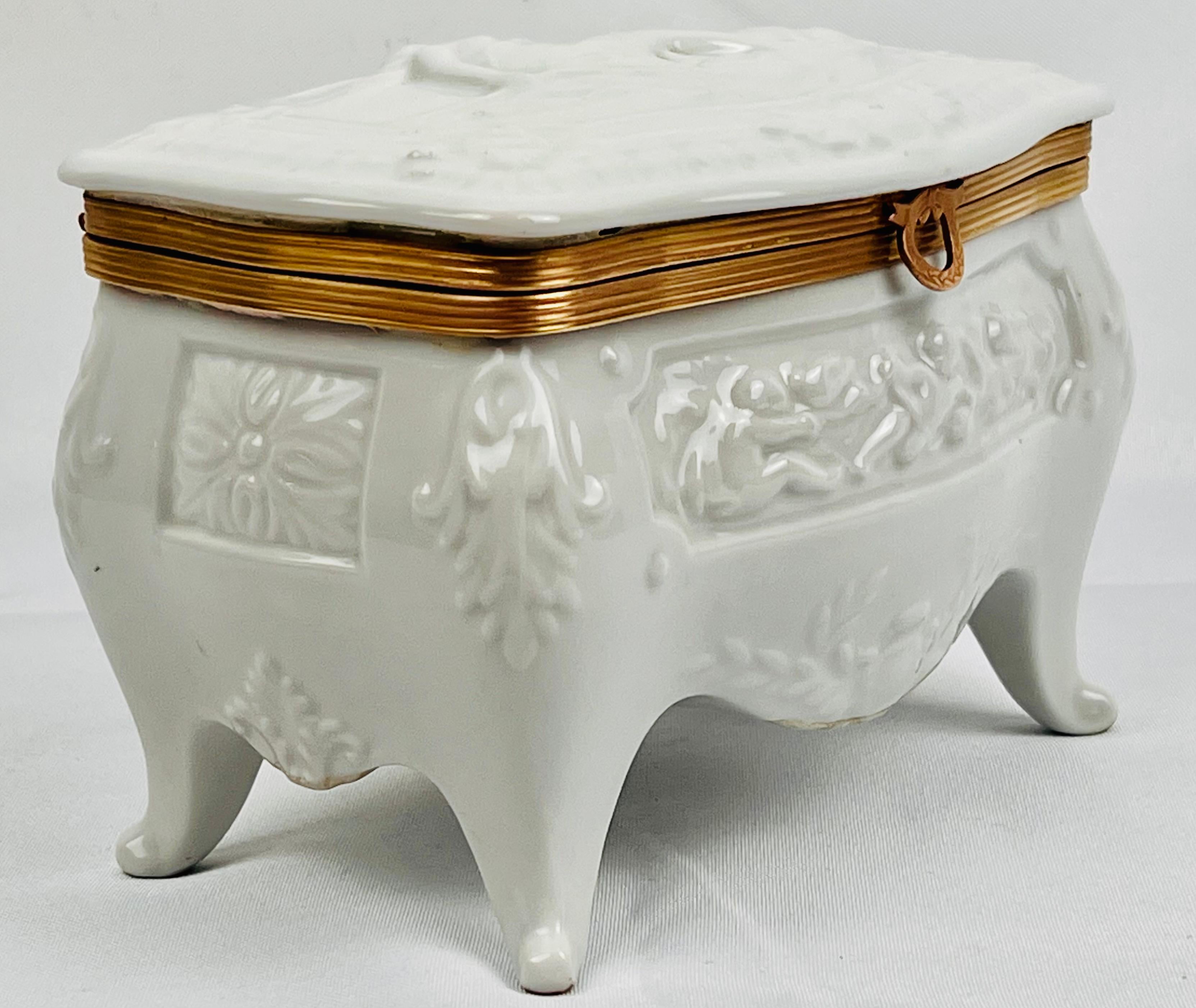 Louis XV Boîte bombée en forme de boîte en porcelaine de Paris ancienne émaillée blanche, avec pieds et ailes en vente