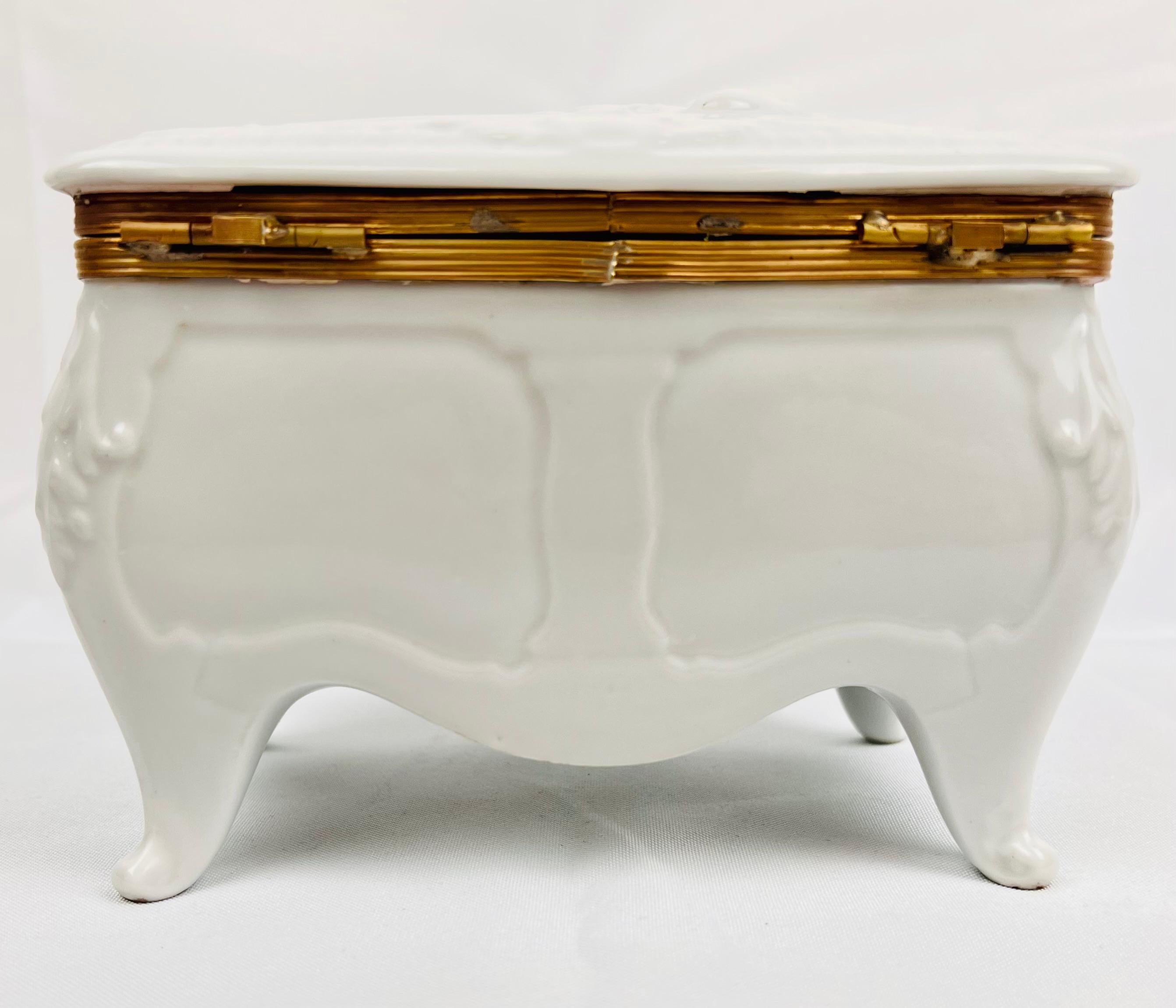 Doré Boîte bombée en forme de boîte en porcelaine de Paris ancienne émaillée blanche, avec pieds et ailes  en vente