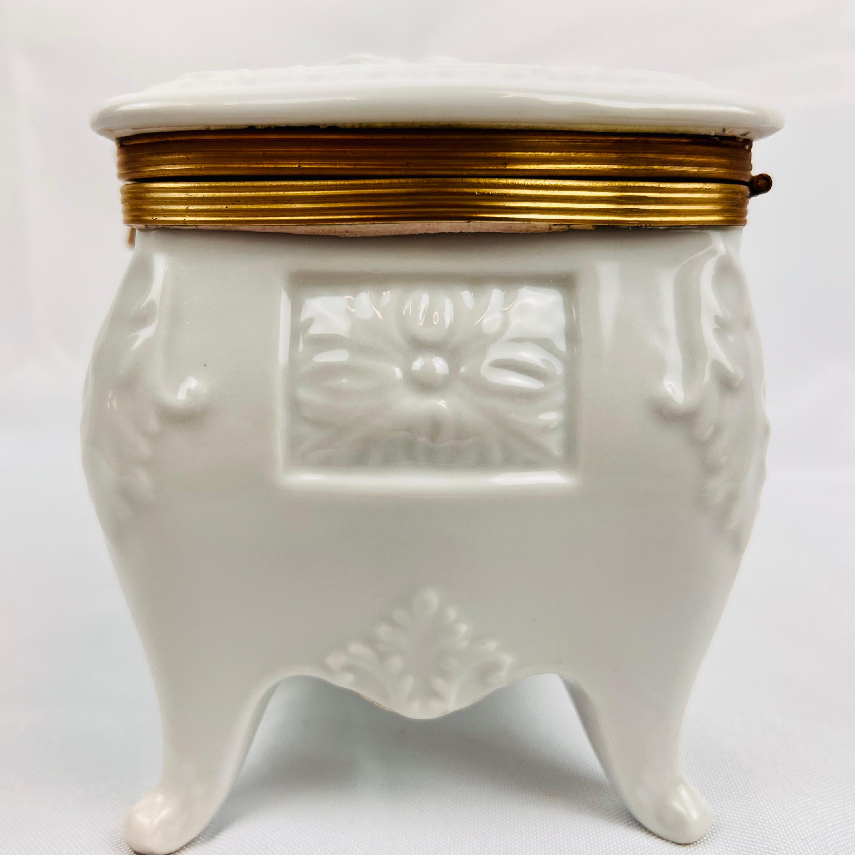 Boîte bombée en forme de boîte en porcelaine de Paris ancienne émaillée blanche, avec pieds et ailes  Bon état - En vente à West Palm Beach, FL