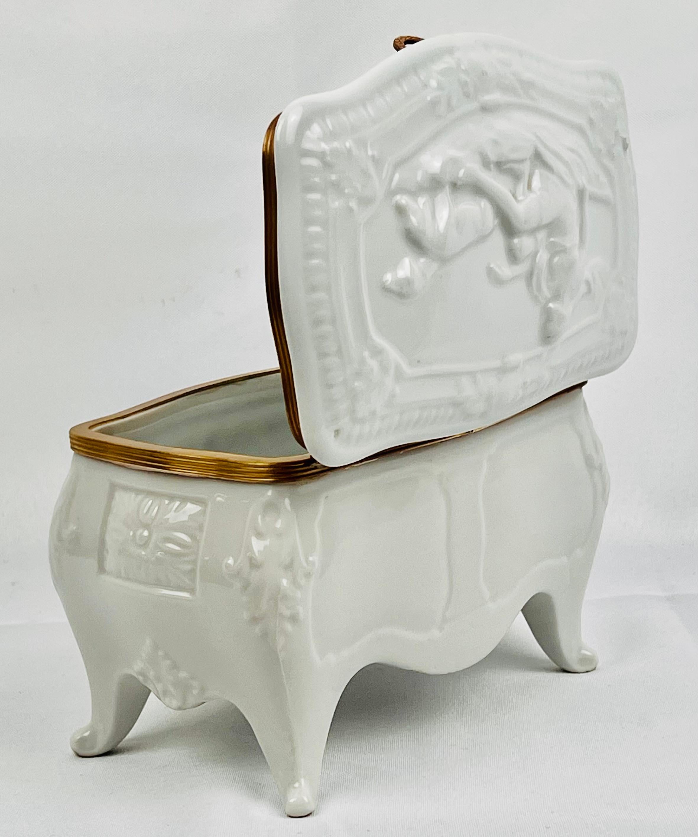 Métal Boîte bombée en forme de boîte en porcelaine de Paris ancienne émaillée blanche, avec pieds et ailes en vente