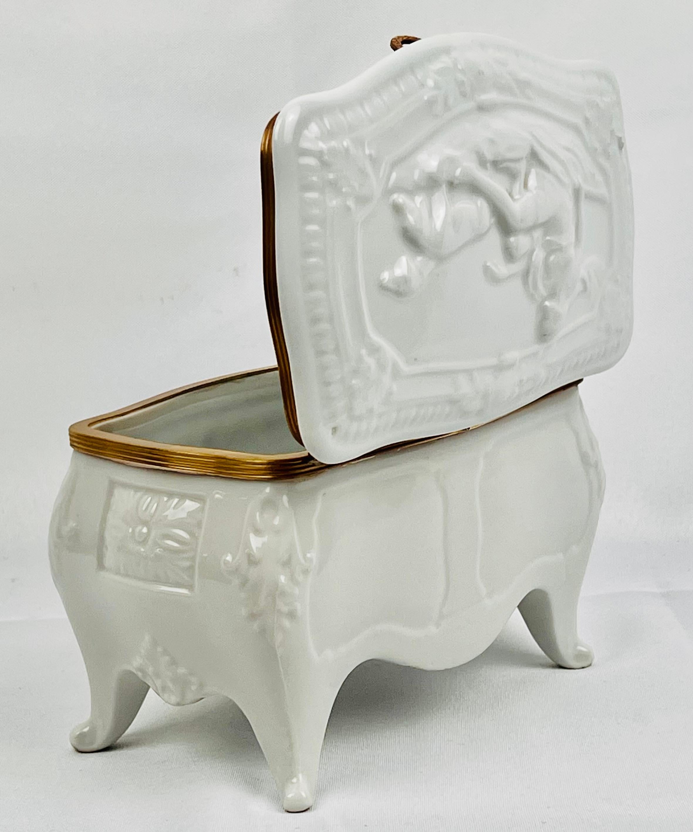 Métal Boîte bombée en forme de boîte en porcelaine de Paris ancienne émaillée blanche, avec pieds et ailes  en vente