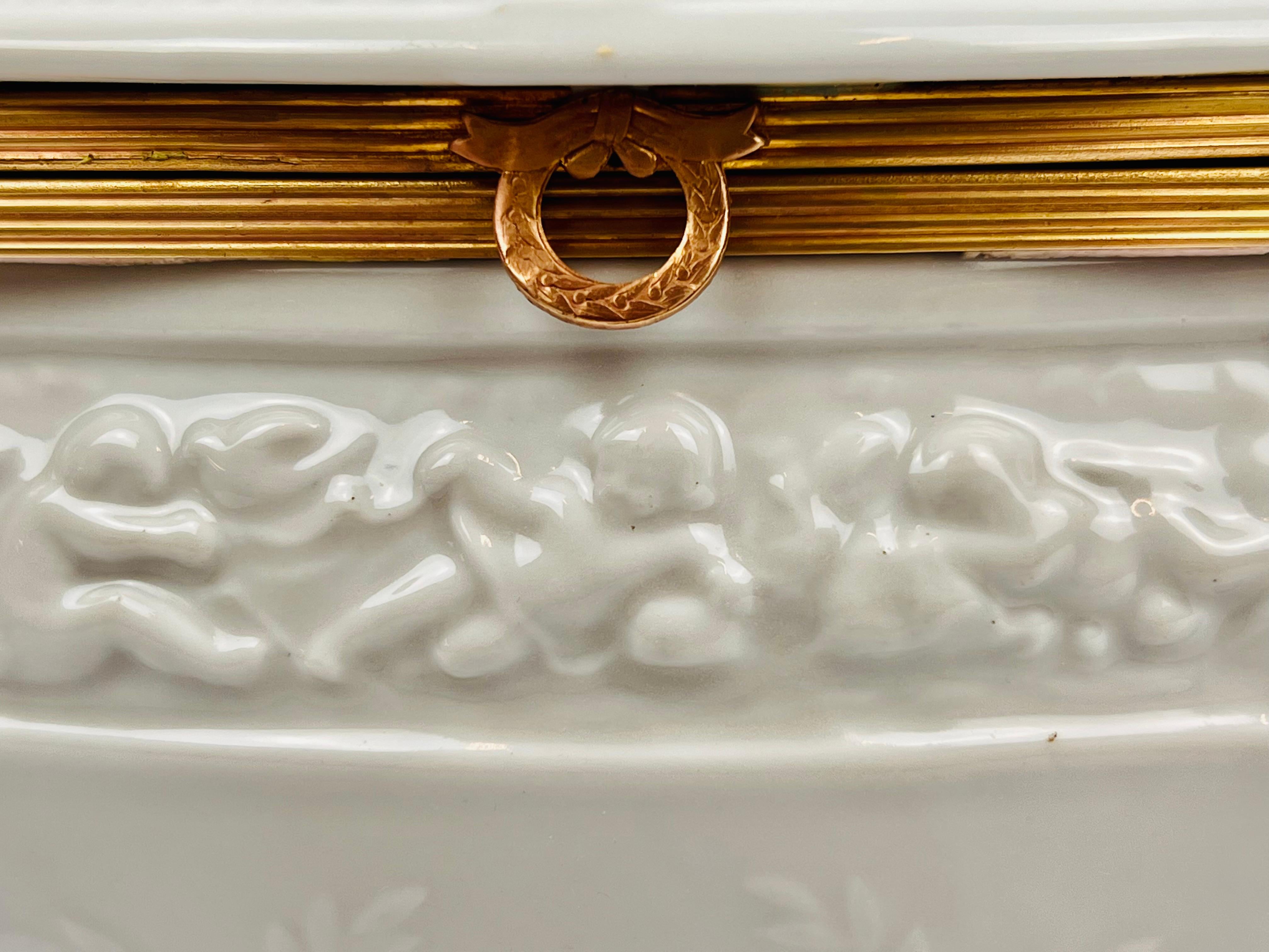 Boîte bombée en forme de boîte en porcelaine de Paris ancienne émaillée blanche, avec pieds et ailes en vente 1