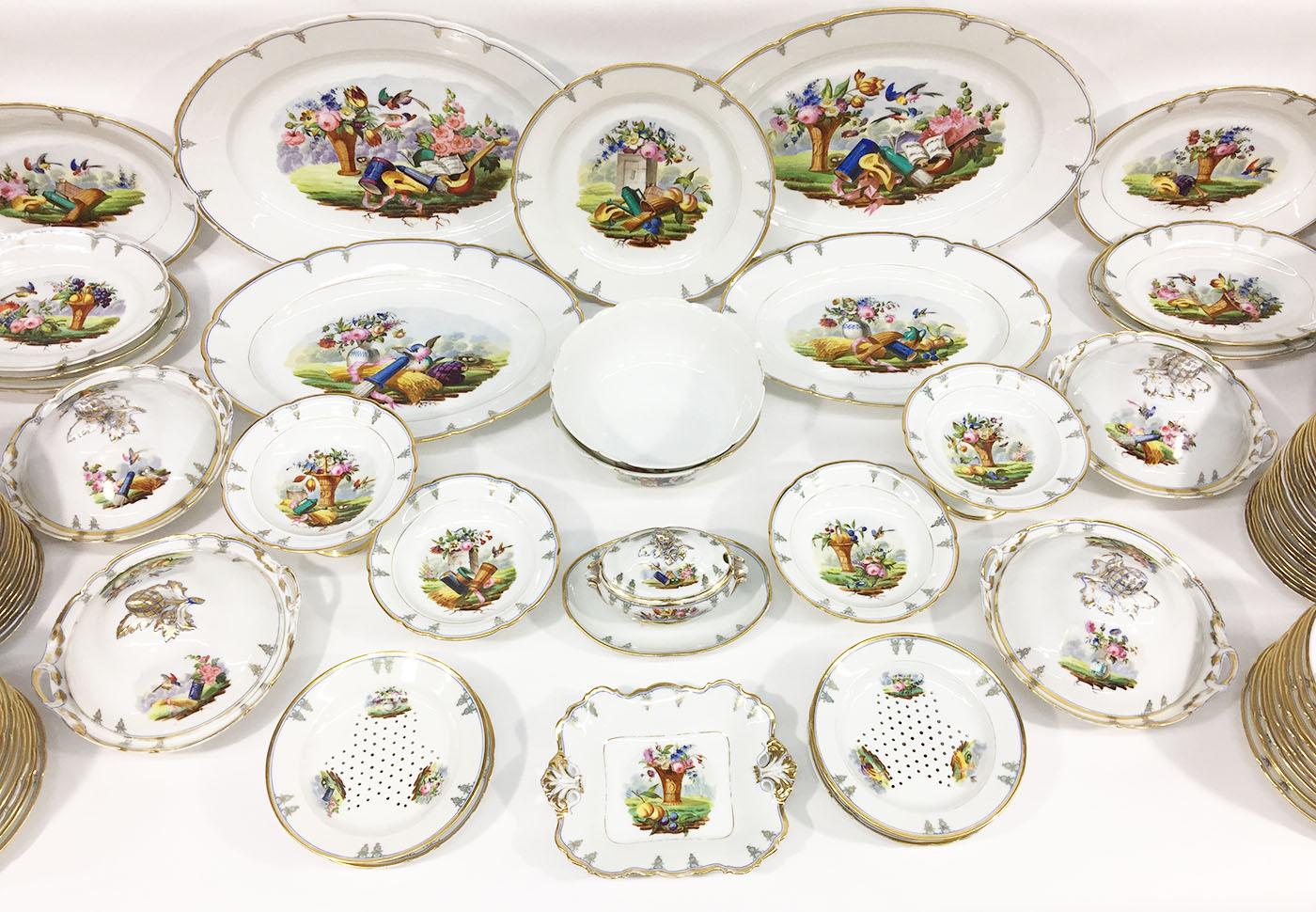 “Old Paris” porcelain dinner service

188 pieces tableware (200 parts) 

19th century French porcelain. 
Beautiful white porcelain with blue and gold painted border and in the center several decorations of flowers in a vase, different kinds of