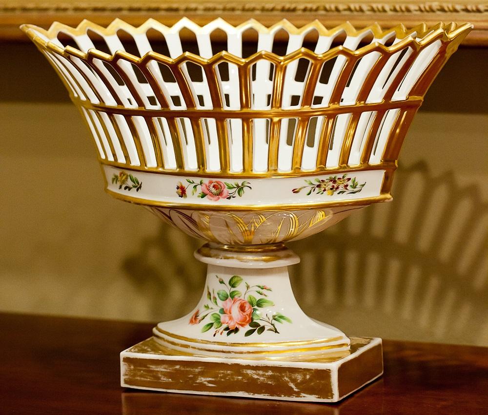 Neoclassical Old Paris Porcelain Reticulated Compote, Paris, Circa 1815 For Sale