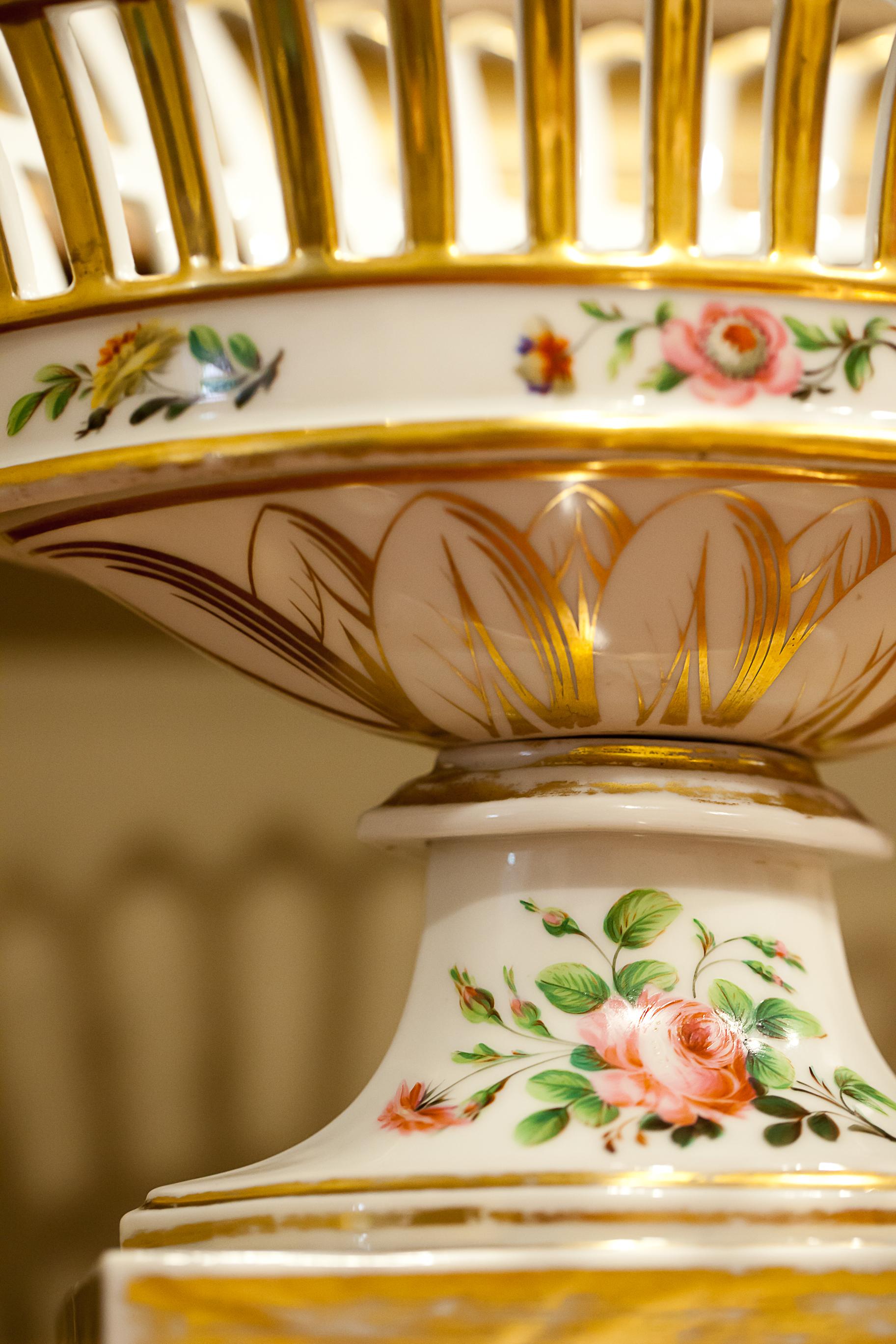 Old Paris Porcelain Reticulated Compote, Paris, circa 1815 In Excellent Condition For Sale In Alexandria, VA