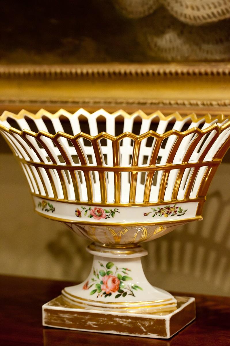 Old Paris Porcelain Reticulated Compote, Paris, Circa 1815 In Good Condition For Sale In Alexandria, VA