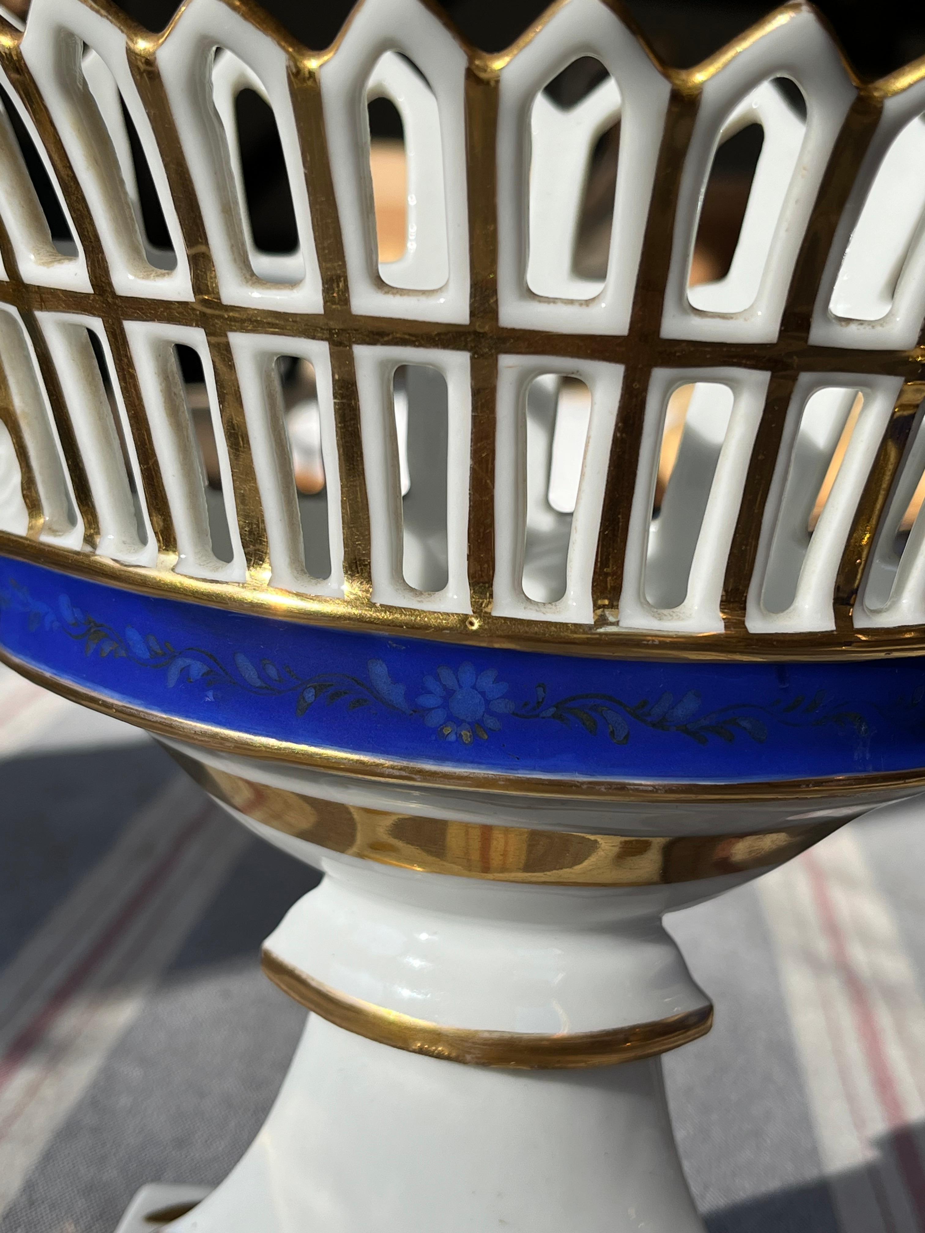 Old Paris Porcelain Vases and Basket, C. 1800 For Sale 1