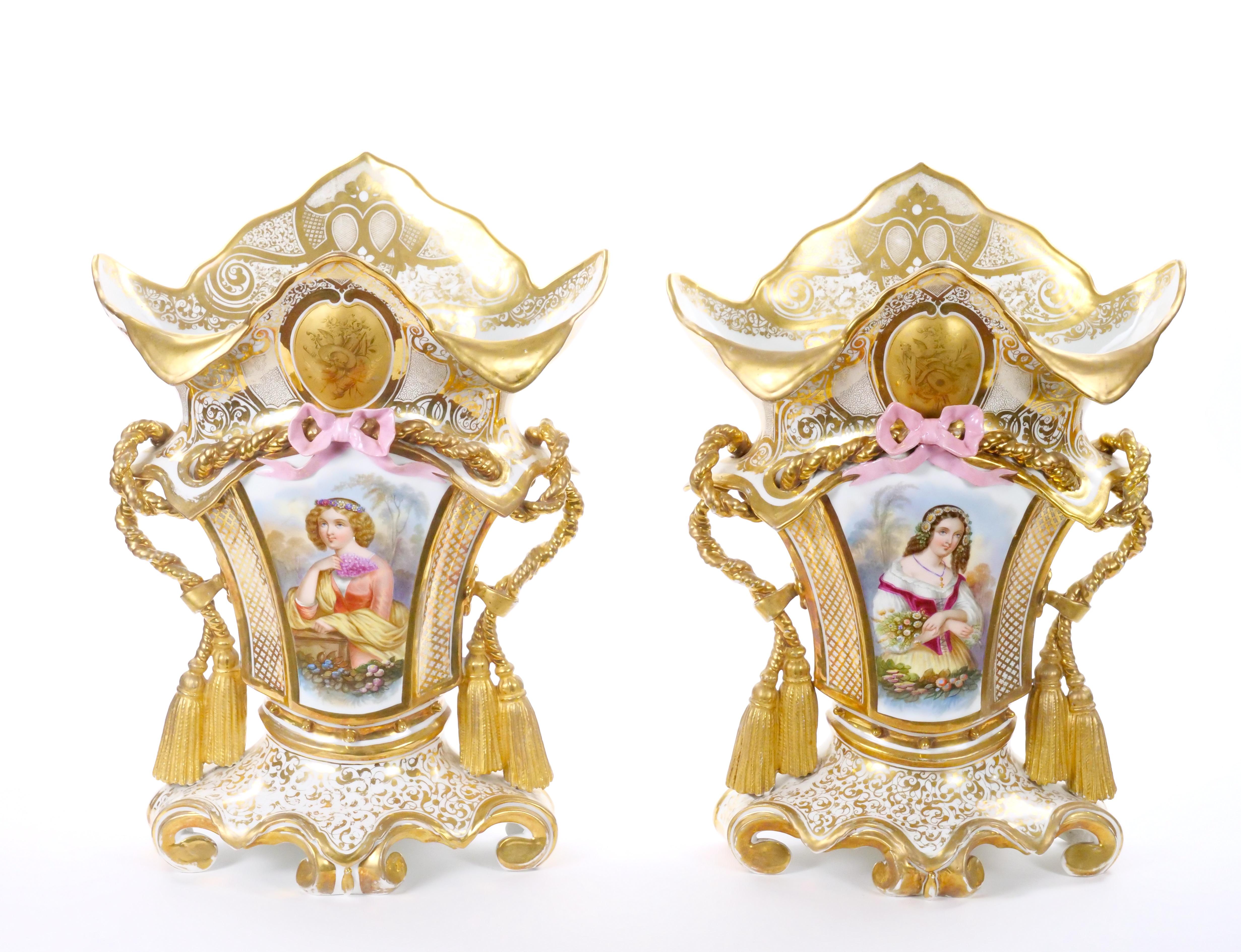 Una squisita e rara coppia di vasi in porcellana Old Paris dell'inizio del XIX secolo, riccamente decorati con opulenti dettagli dorati e ritratti finemente dipinti a mano, che esemplificano il massimo dell'arte della porcellana francese del