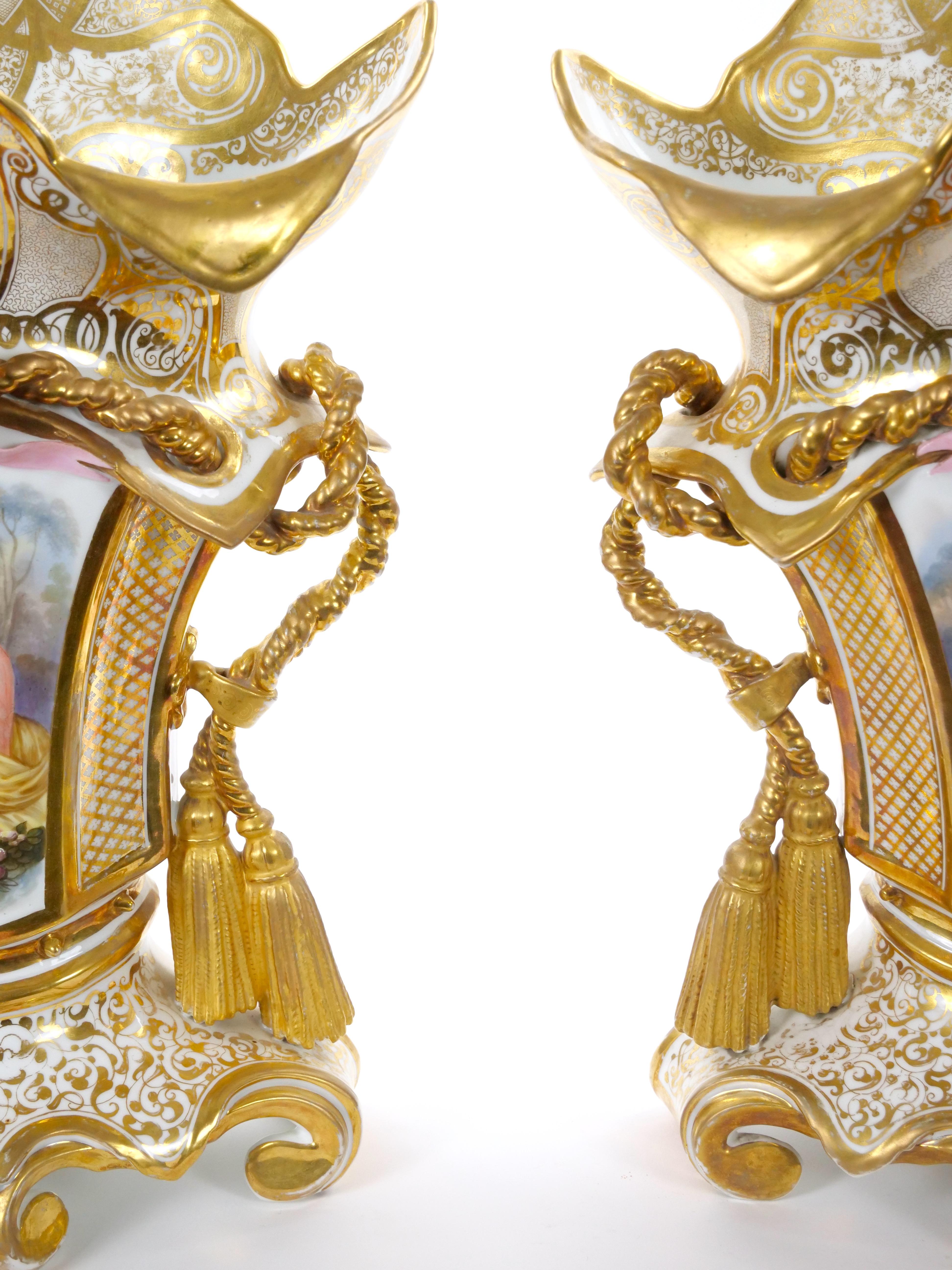 Oro Vasi in porcellana di Old Paris con ritratti dipinti a mano e decorazioni dorate in vendita