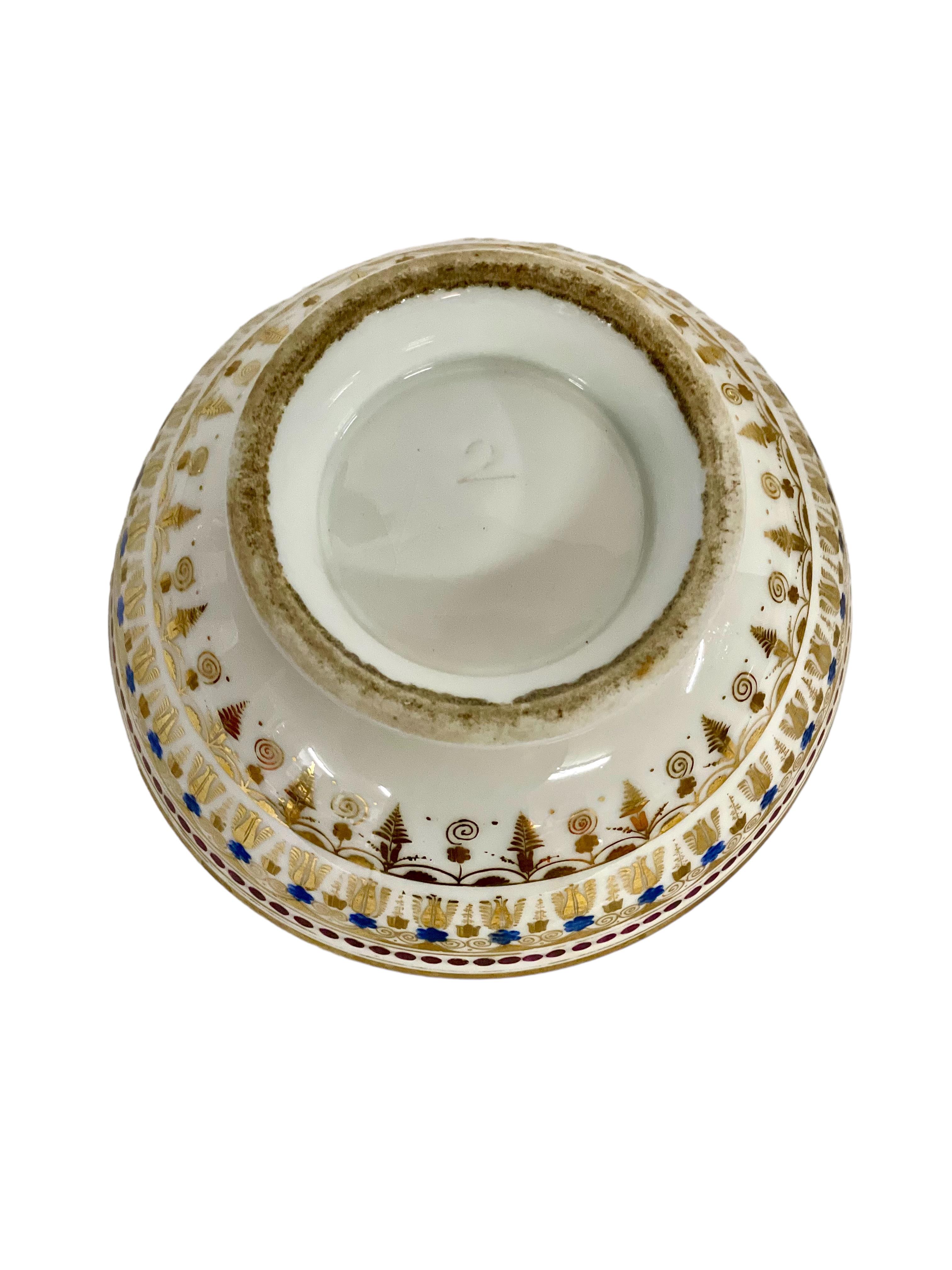 Ancienne cuvette et bassin en porcelaine de Paris à décor doré en vente 2