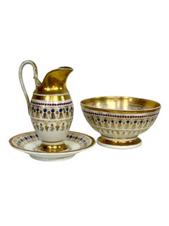Carafe et bassin en porcelaine de Paris dorée du 19e siècle