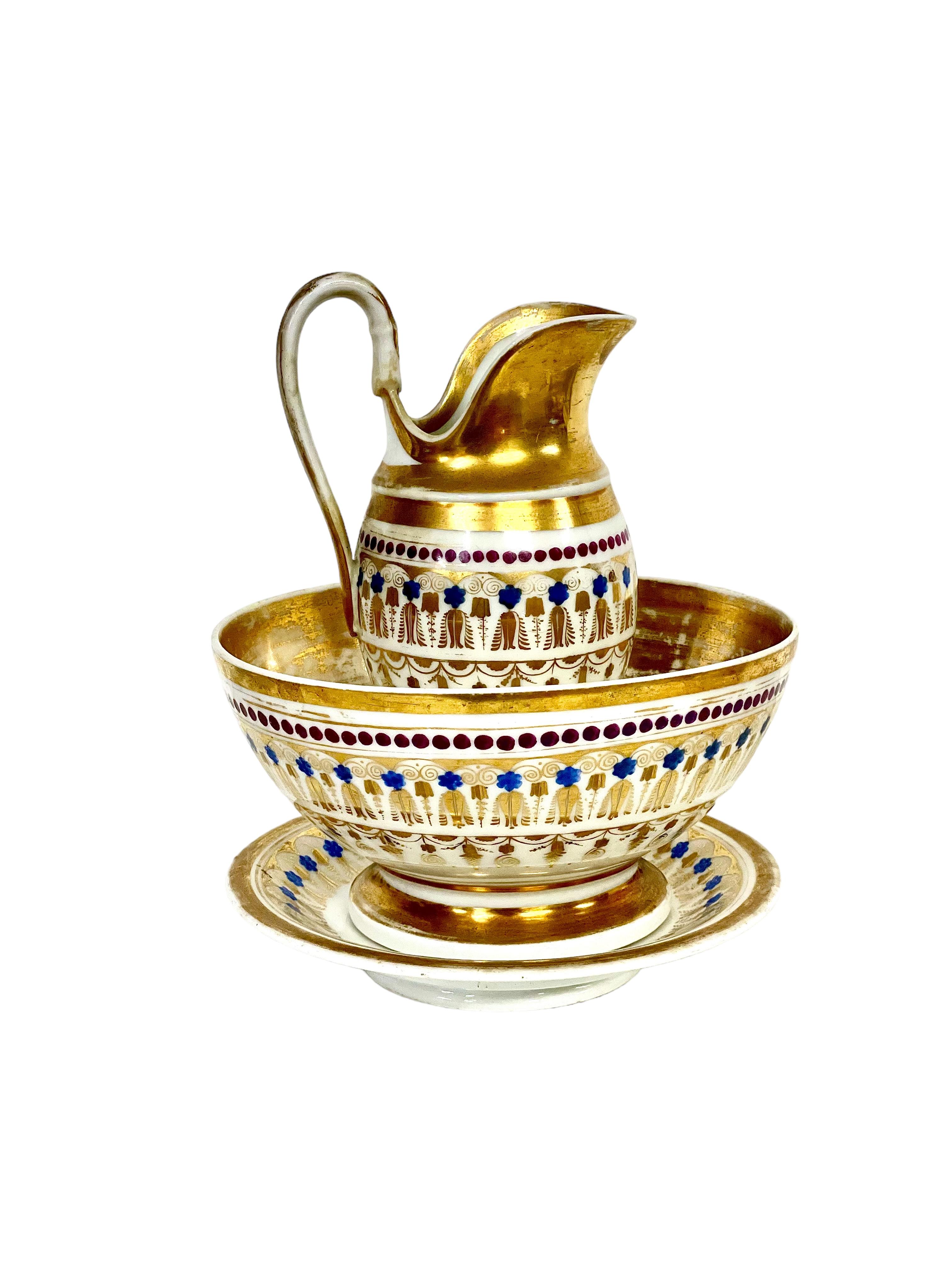 Doré Ancienne cuvette et bassin en porcelaine de Paris à décor doré en vente