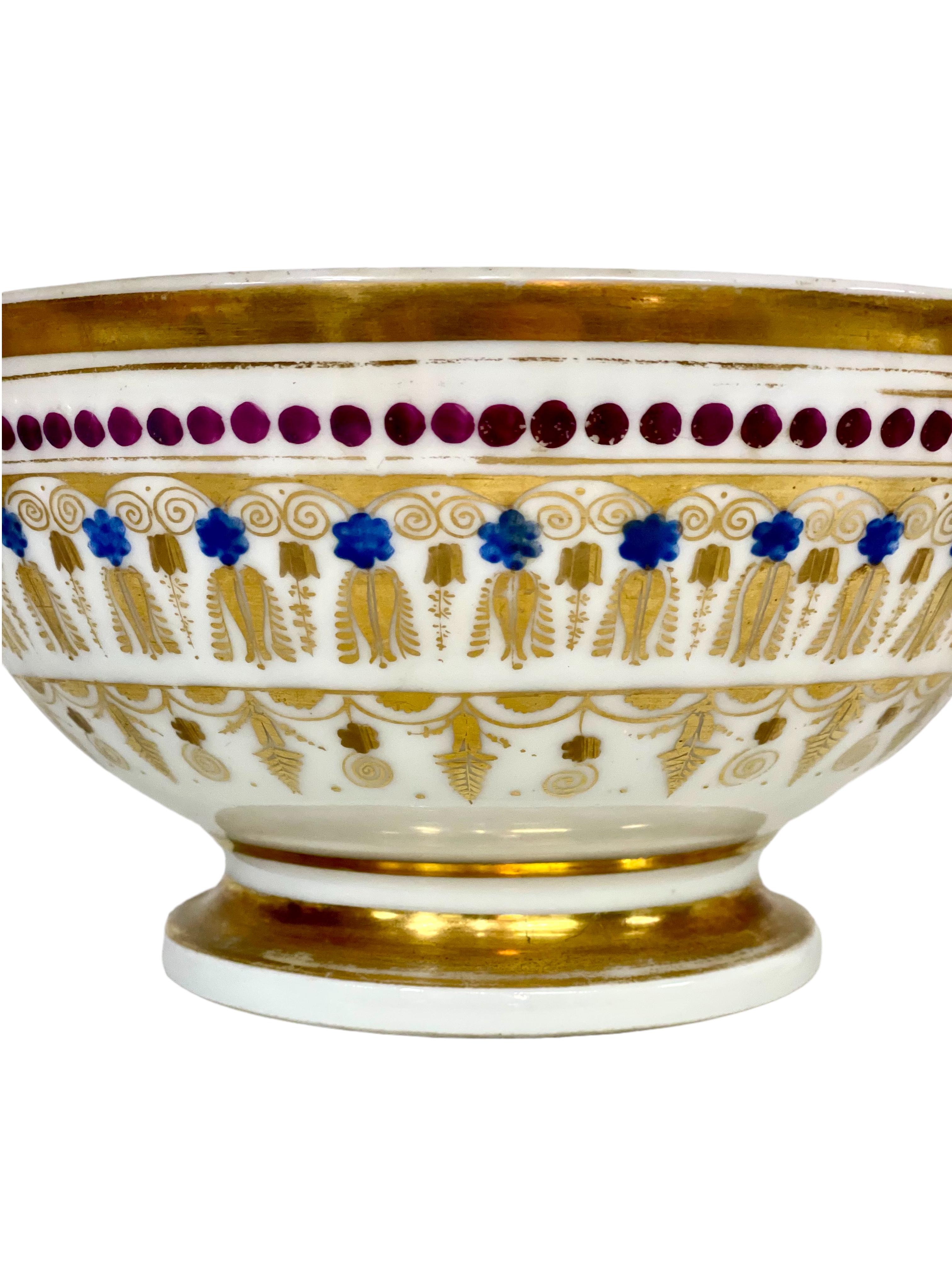 Porcelaine Ancienne cuvette et bassin en porcelaine de Paris à décor doré en vente