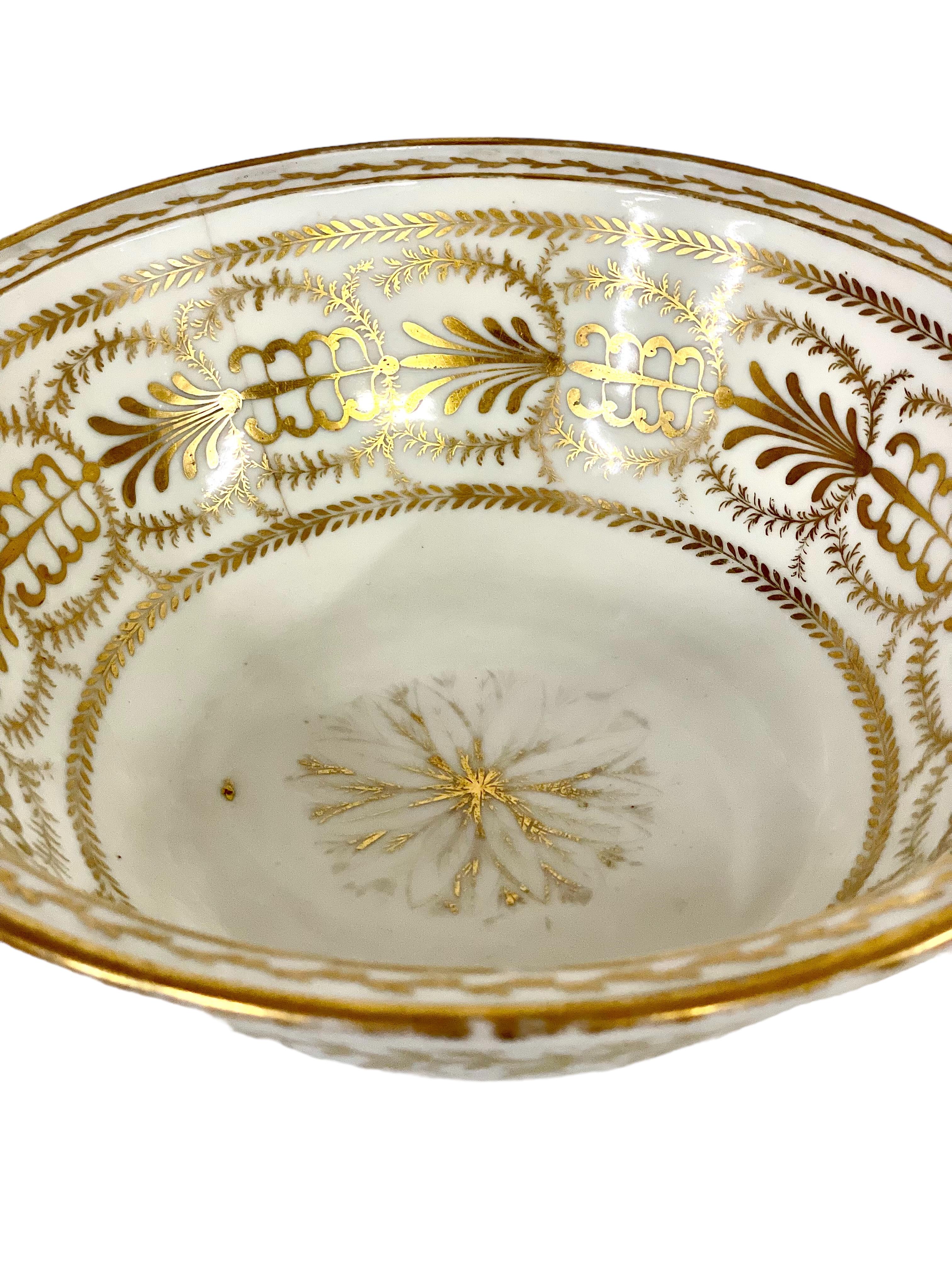Ancienne cuvette et bassin en porcelaine de Paris à décor doré en vente 10