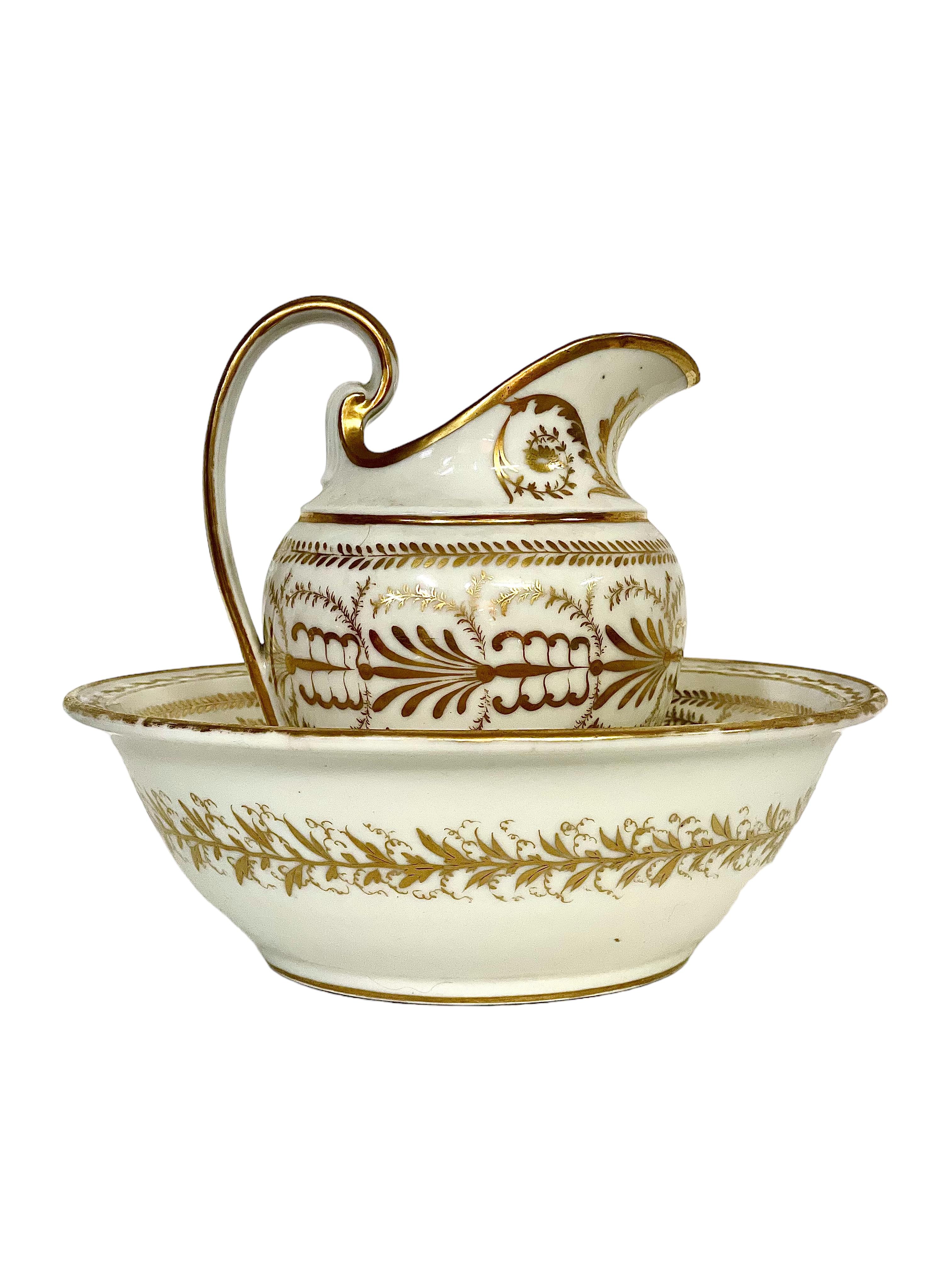 Old Paris Porcelain Wash Jug and Basin with Gilt Decoration In Good Condition For Sale In LA CIOTAT, FR