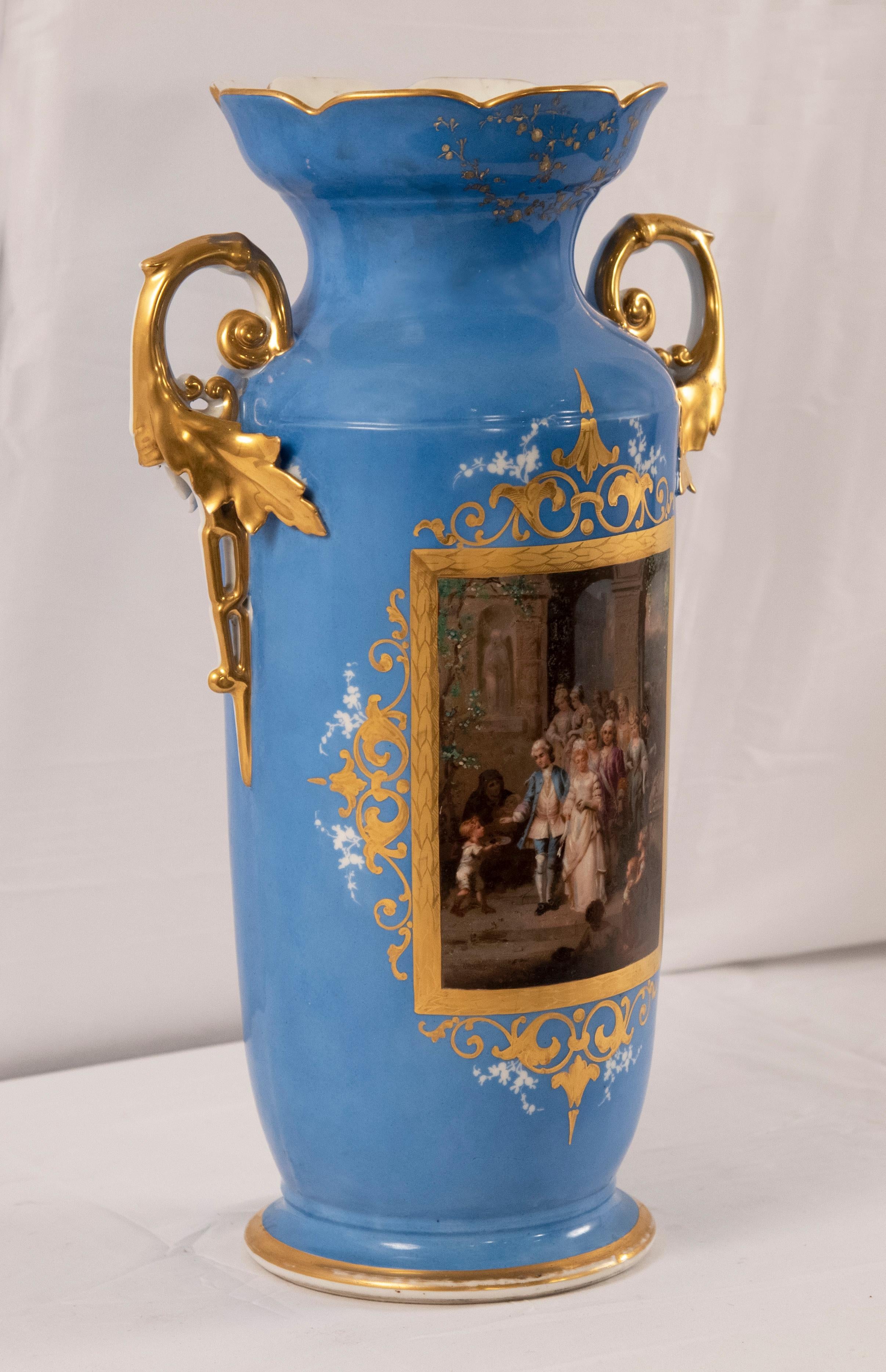 Old Paris Sevres blue porcelain vase
Gold gilded
19th century.