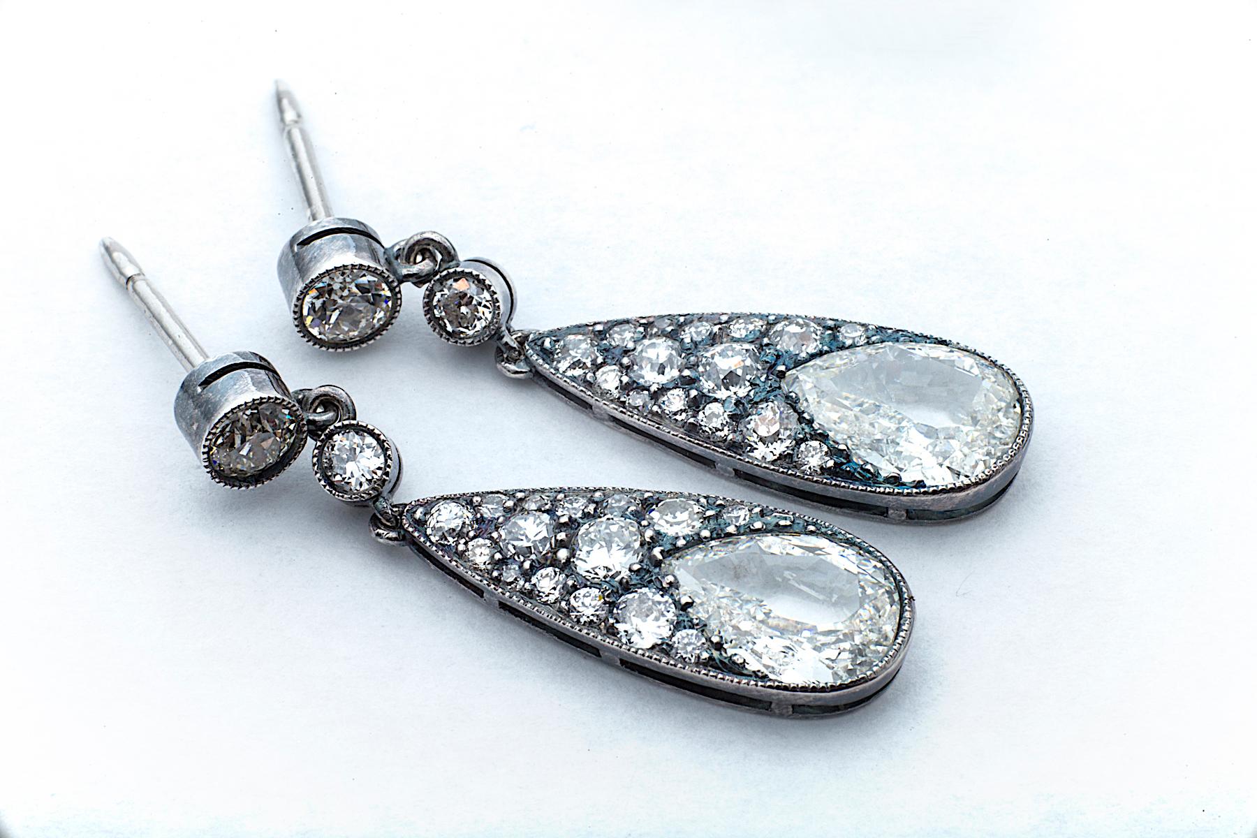 Old Pear Cut Diamond Platinum Drop Earrings In Excellent Condition In Greenwich, CT