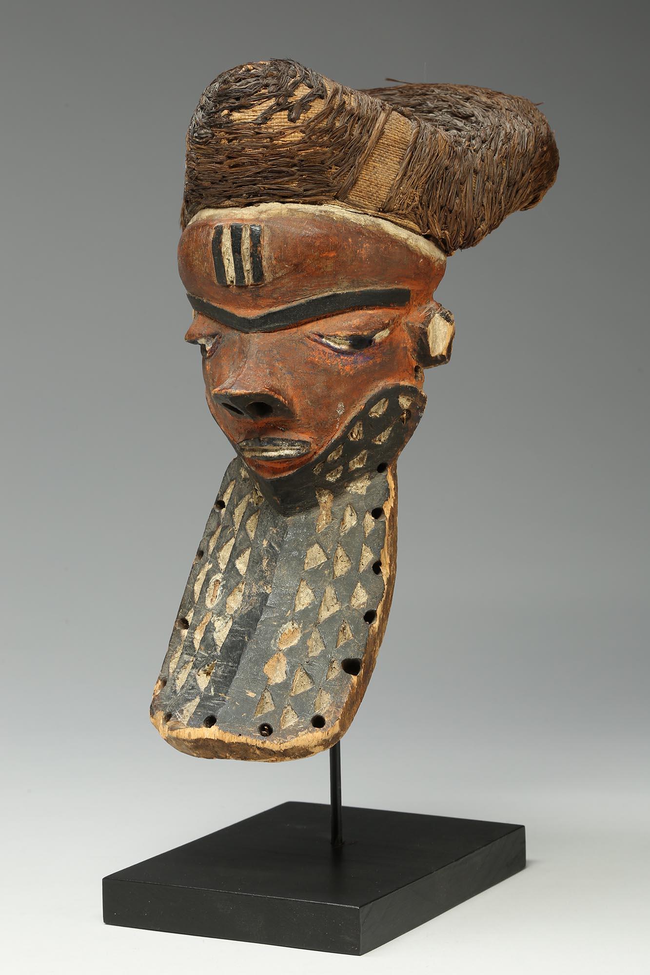 Tribal Ancien masque rouge giwoyo avec barbe et capuchon en cheveux de raphia tissé Congo Afrique en vente
