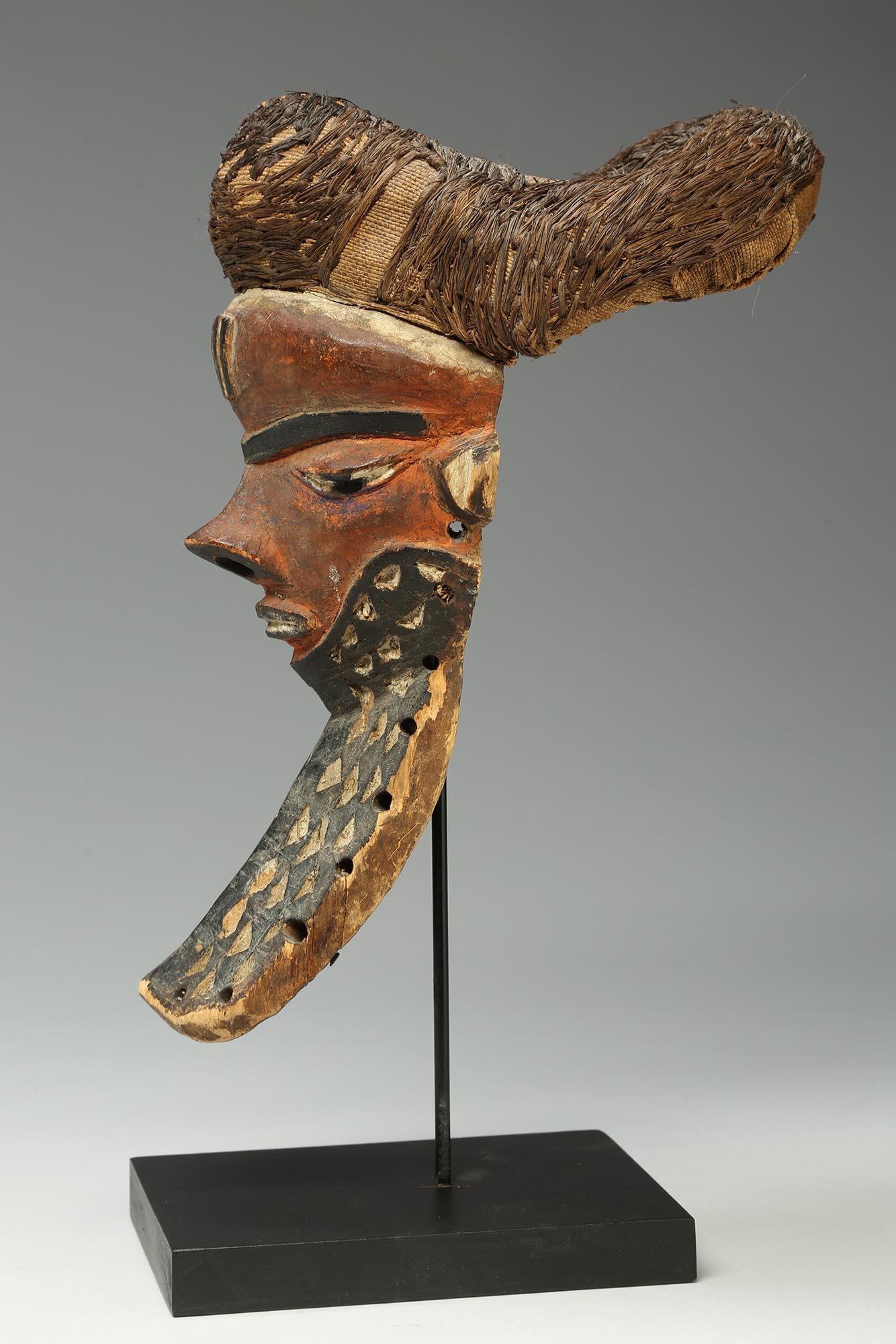 Alte Pende giwoyo Rote Maske mit Bart und gewebter Raffia-Haarmütze Kongo Afrika (Stammeskunst) im Angebot