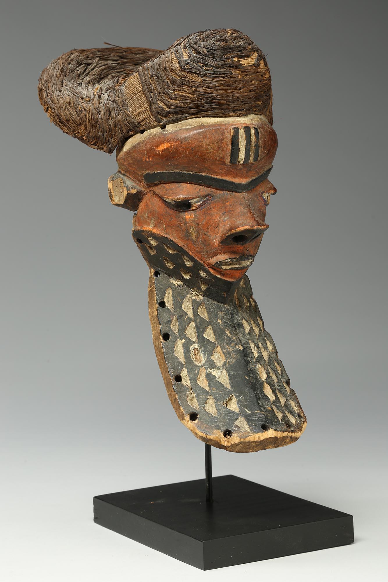 Fait main Ancien masque rouge giwoyo avec barbe et capuchon en cheveux de raphia tissé Congo Afrique en vente