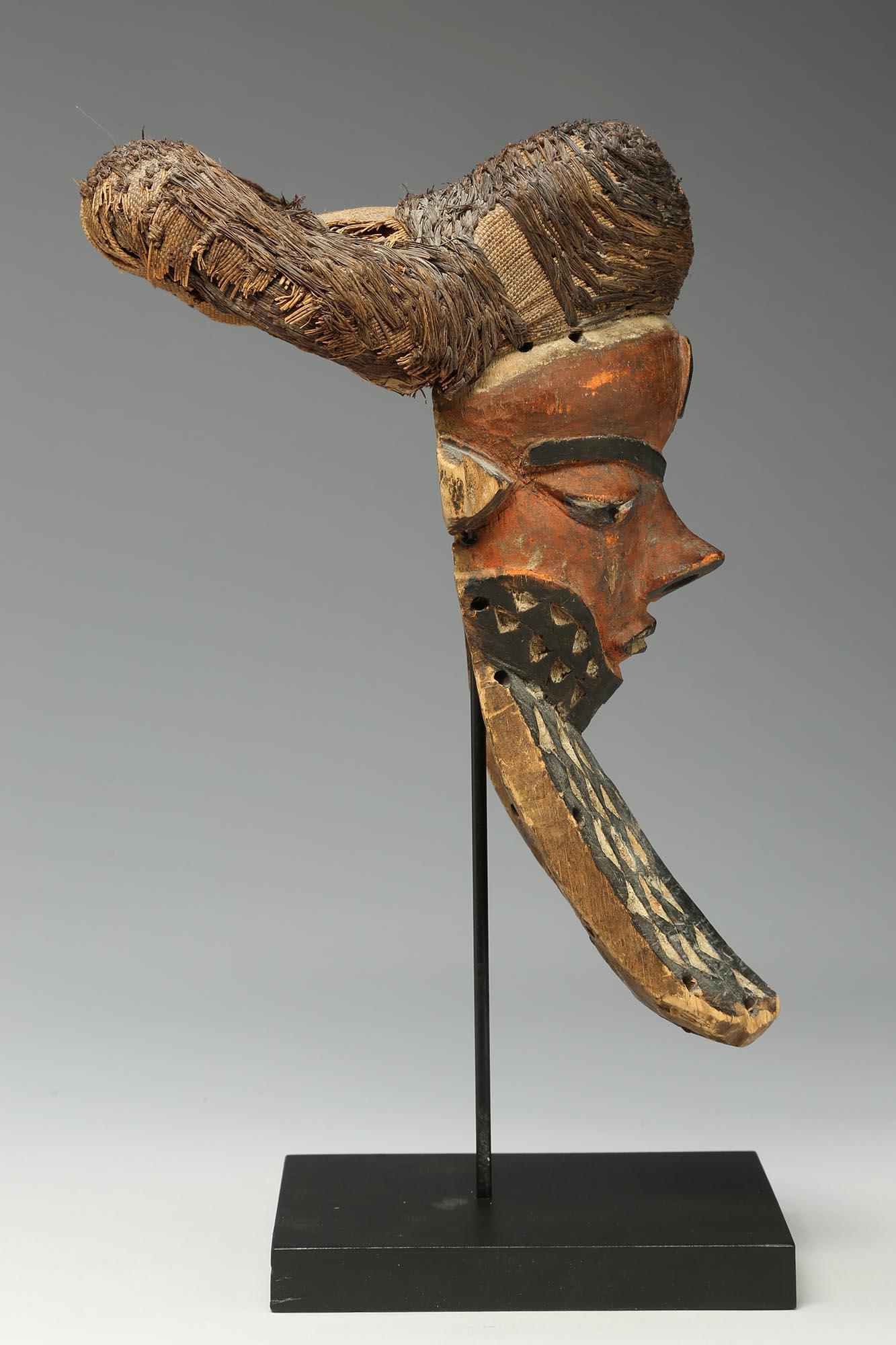 Alte Pende giwoyo Rote Maske mit Bart und gewebter Raffia-Haarmütze Kongo Afrika (Handgefertigt) im Angebot
