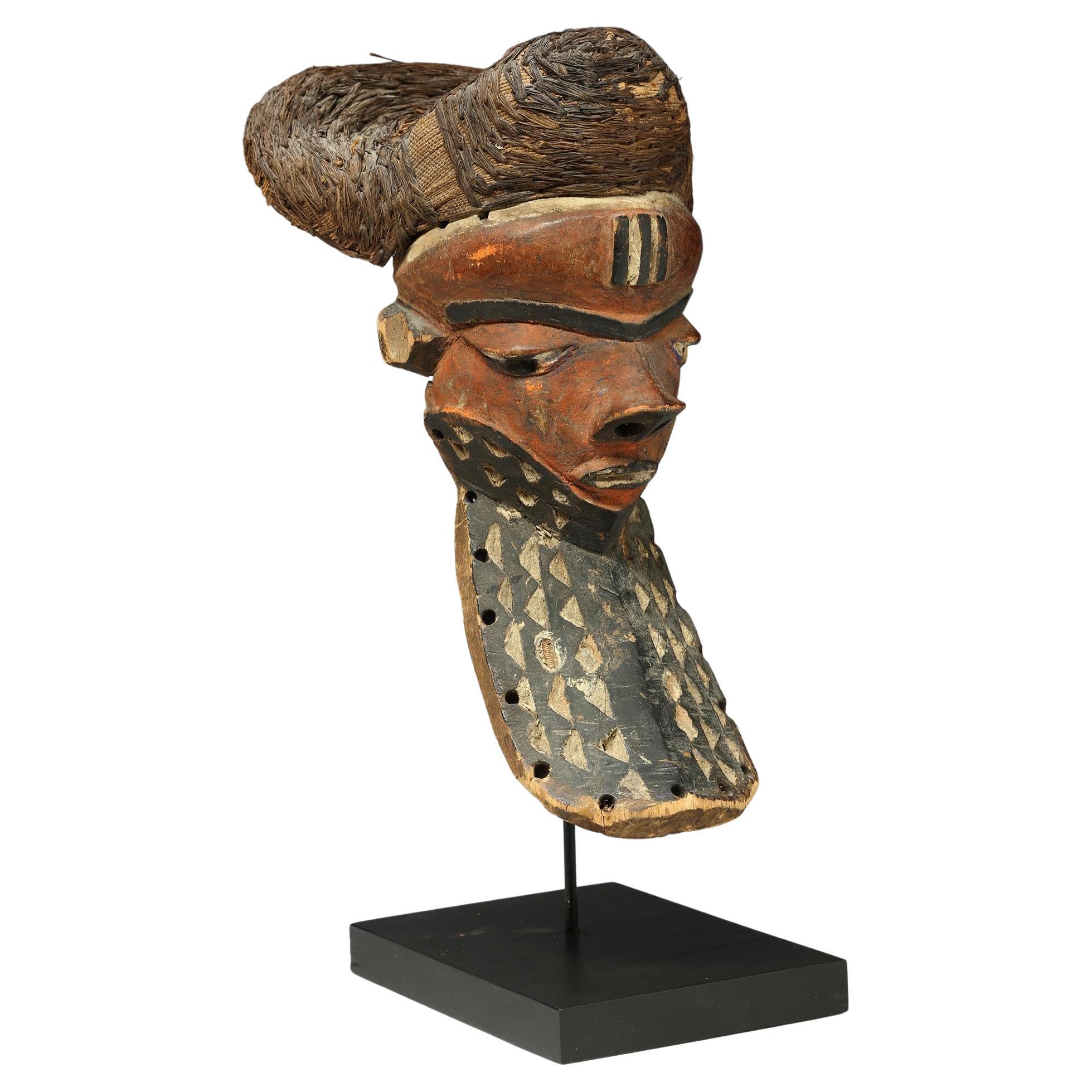 Ancien masque rouge giwoyo avec barbe et capuchon en cheveux de raphia tissé Congo Afrique en vente